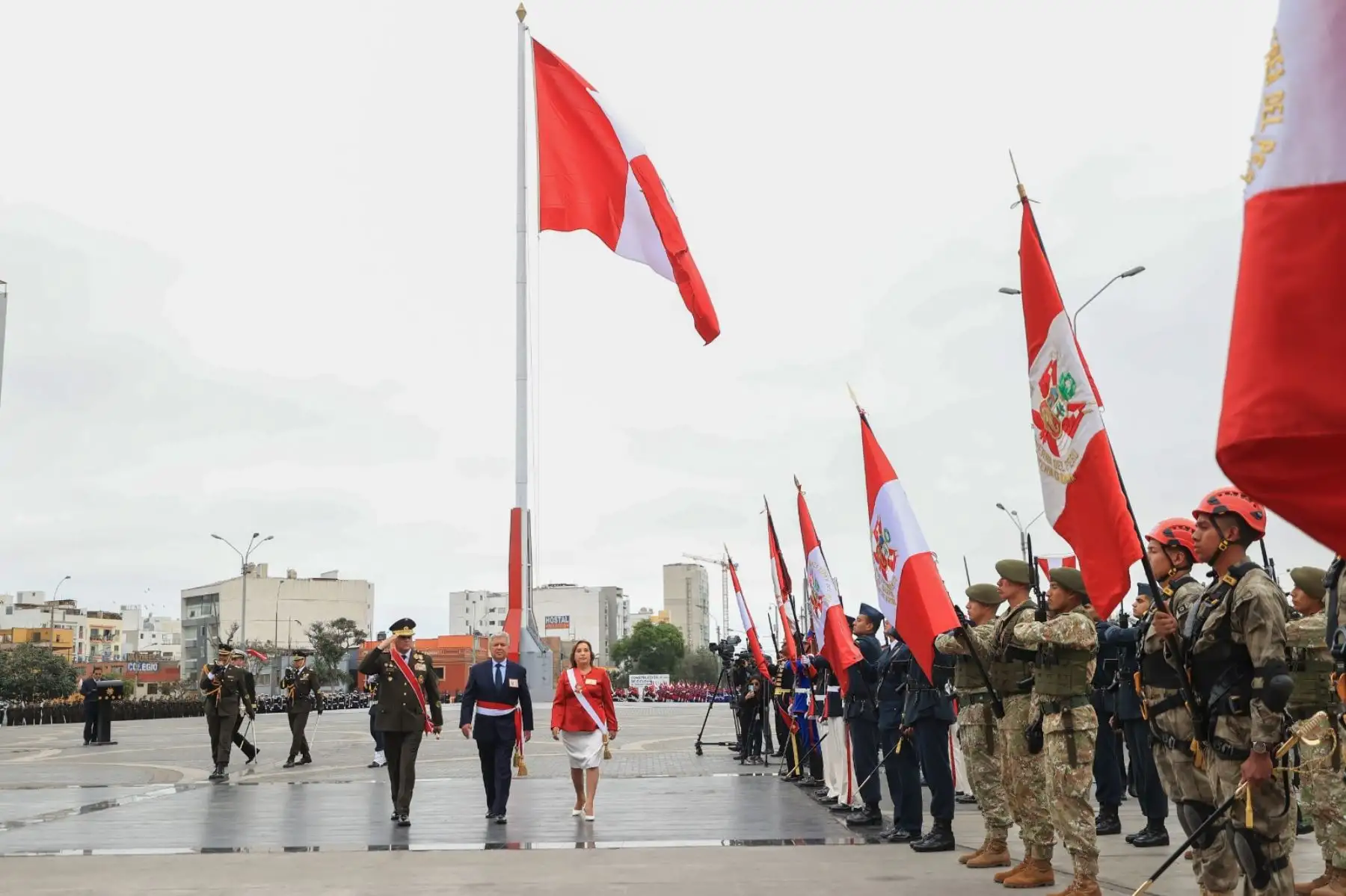La presidenta de la República, Dina Boluarte, reconoció el sacrificio, valor y compromiso de quienes dedican su vida a proteger la soberanía y seguridad de nuestra patria durante la ceremonia por el Día de las Fuerzas Armadas y homenaje a Nuestra Señora de la Merced, Gran Mariscala y Patrona de las Armas del Perú. Foto: ANDINA/ Prensa Presidencia