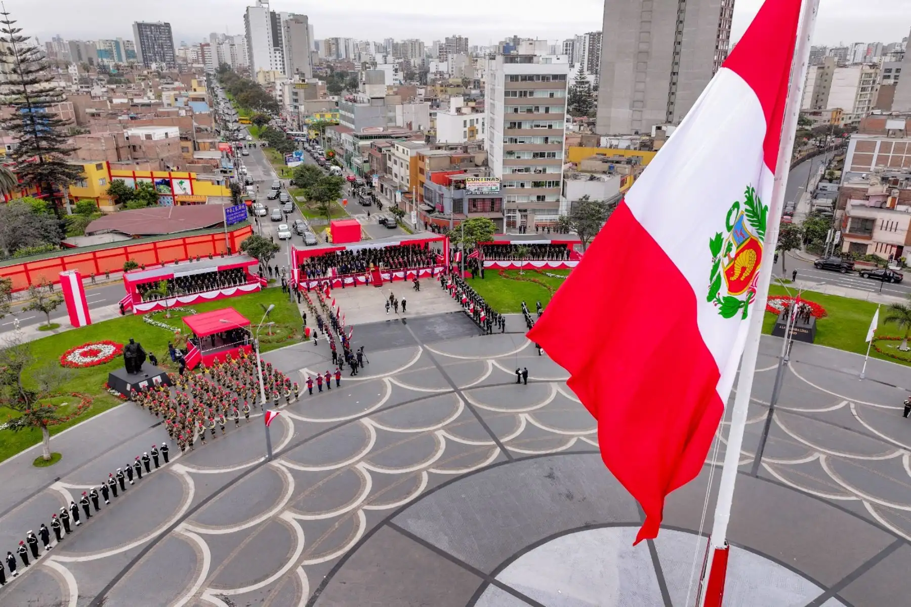 La presidenta de la República, Dina Boluarte, reconoció el sacrificio, valor y compromiso de quienes dedican su vida a proteger la soberanía y seguridad de nuestra patria durante la ceremonia por el Día de las Fuerzas Armadas y homenaje a Nuestra Señora de la Merced, Gran Mariscala y Patrona de las Armas del Perú. Foto: ANDINA/ Prensa Presidencia