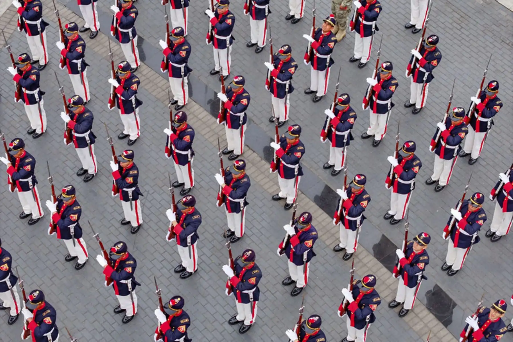 La presidenta de la República, Dina Boluarte, reconoció el sacrificio, valor y compromiso de quienes dedican su vida a proteger la soberanía y seguridad de nuestra patria durante la ceremonia por el Día de las Fuerzas Armadas y homenaje a Nuestra Señora de la Merced, Gran Mariscala y Patrona de las Armas del Perú. Foto: ANDINA/ Prensa Presidencia
