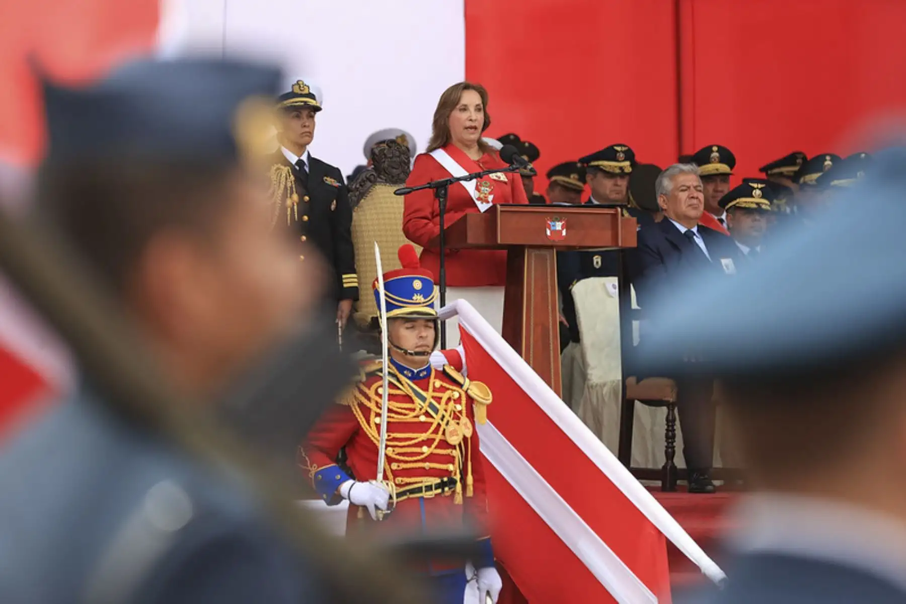 La presidenta de la República, Dina Boluarte, reconoció el sacrificio, valor y compromiso de quienes dedican su vida a proteger la soberanía y seguridad de nuestra patria durante la ceremonia por el Día de las Fuerzas Armadas y homenaje a Nuestra Señora de la Merced, Gran Mariscala y Patrona de las Armas del Perú. Foto: ANDINA/ Prensa Presidencia