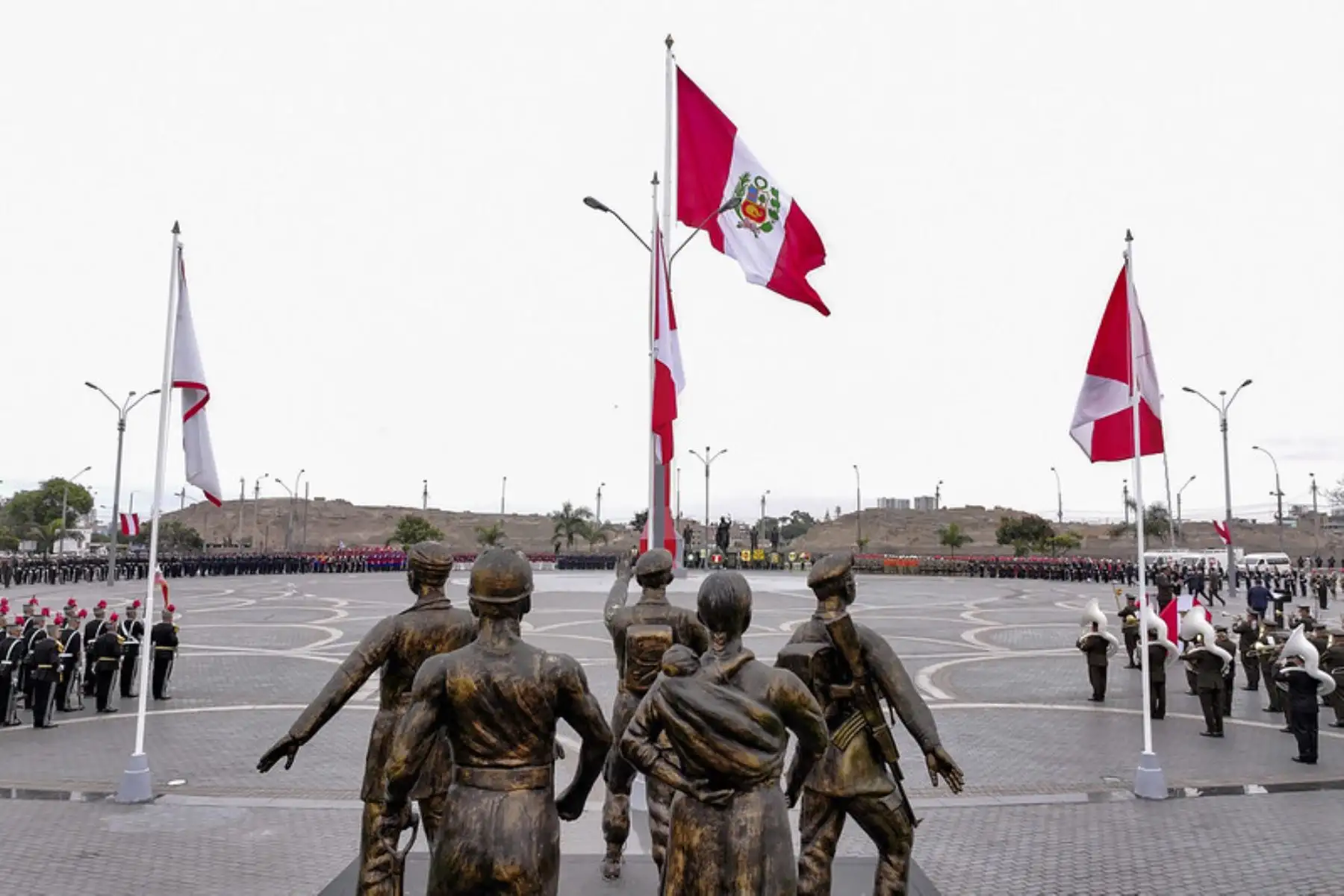 La presidenta de la República, Dina Boluarte, reconoció el sacrificio, valor y compromiso de quienes dedican su vida a proteger la soberanía y seguridad de nuestra patria durante la ceremonia por el Día de las Fuerzas Armadas y homenaje a Nuestra Señora de la Merced, Gran Mariscala y Patrona de las Armas del Perú. Foto: ANDINA/ Prensa Presidencia
