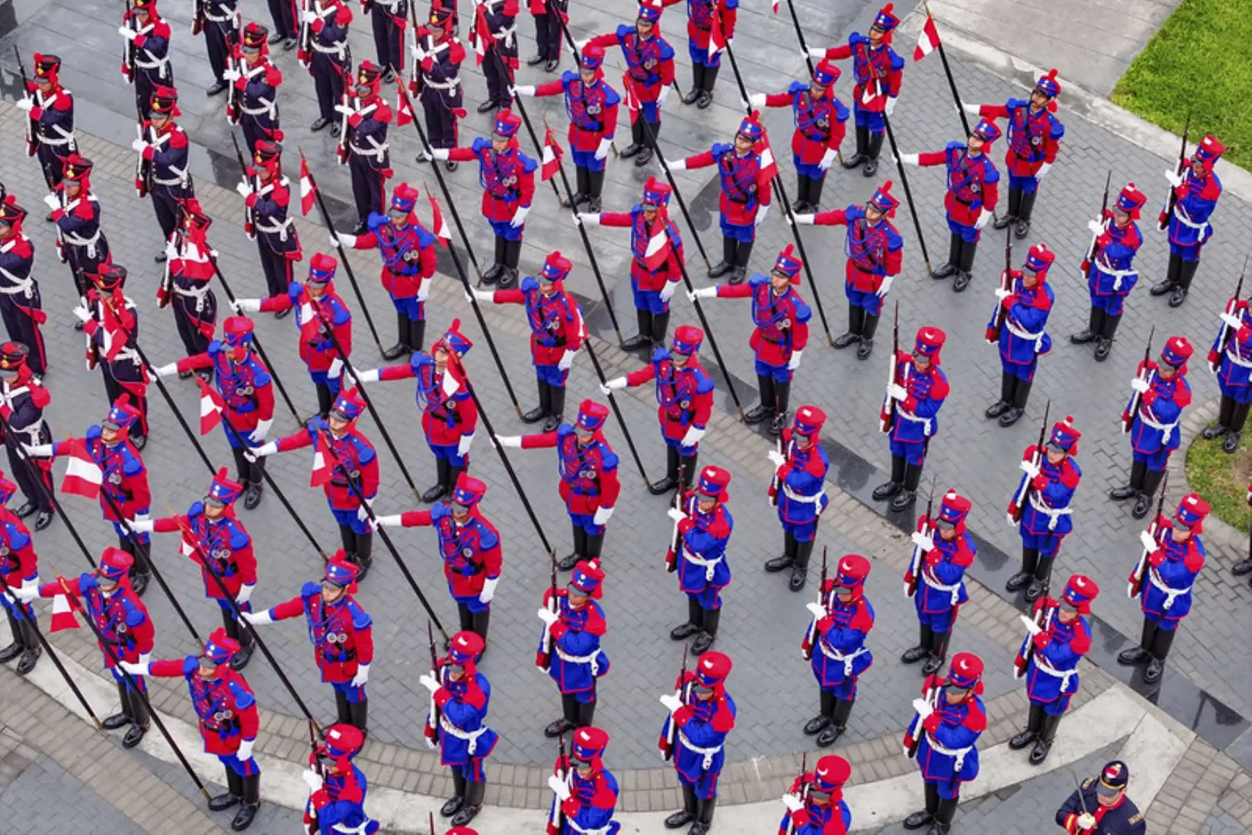 La presidenta de la República, Dina Boluarte, reconoció el sacrificio, valor y compromiso de quienes dedican su vida a proteger la soberanía y seguridad de nuestra patria durante la ceremonia por el Día de las Fuerzas Armadas y homenaje a Nuestra Señora de la Merced, Gran Mariscala y Patrona de las Armas del Perú. Foto: ANDINA/ Prensa Presidencia