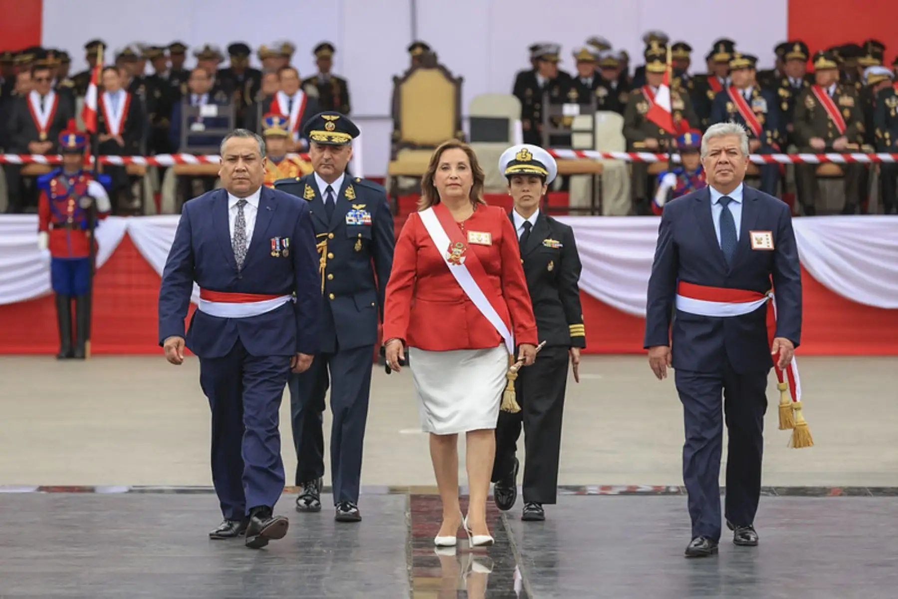La presidenta de la República, Dina Boluarte, reconoció el sacrificio, valor y compromiso de quienes dedican su vida a proteger la soberanía y seguridad de nuestra patria durante la ceremonia por el Día de las Fuerzas Armadas y homenaje a Nuestra Señora de la Merced, Gran Mariscala y Patrona de las Armas del Perú. Foto: ANDINA/ Prensa Presidencia