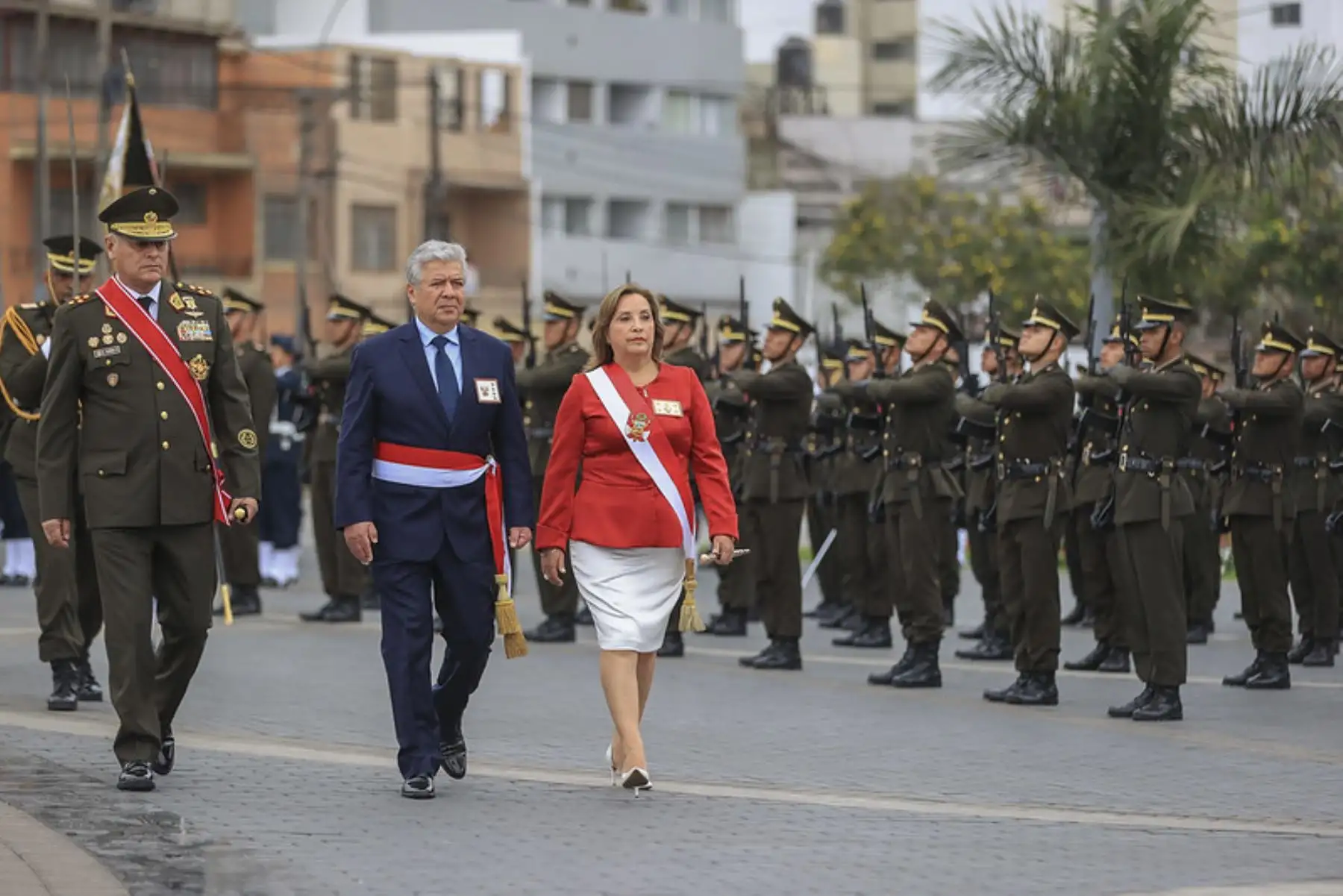 La presidenta de la República, Dina Boluarte, reconoció el sacrificio, valor y compromiso de quienes dedican su vida a proteger la soberanía y seguridad de nuestra patria durante la ceremonia por el Día de las Fuerzas Armadas y homenaje a Nuestra Señora de la Merced, Gran Mariscala y Patrona de las Armas del Perú. Foto: ANDINA/ Prensa Presidencia