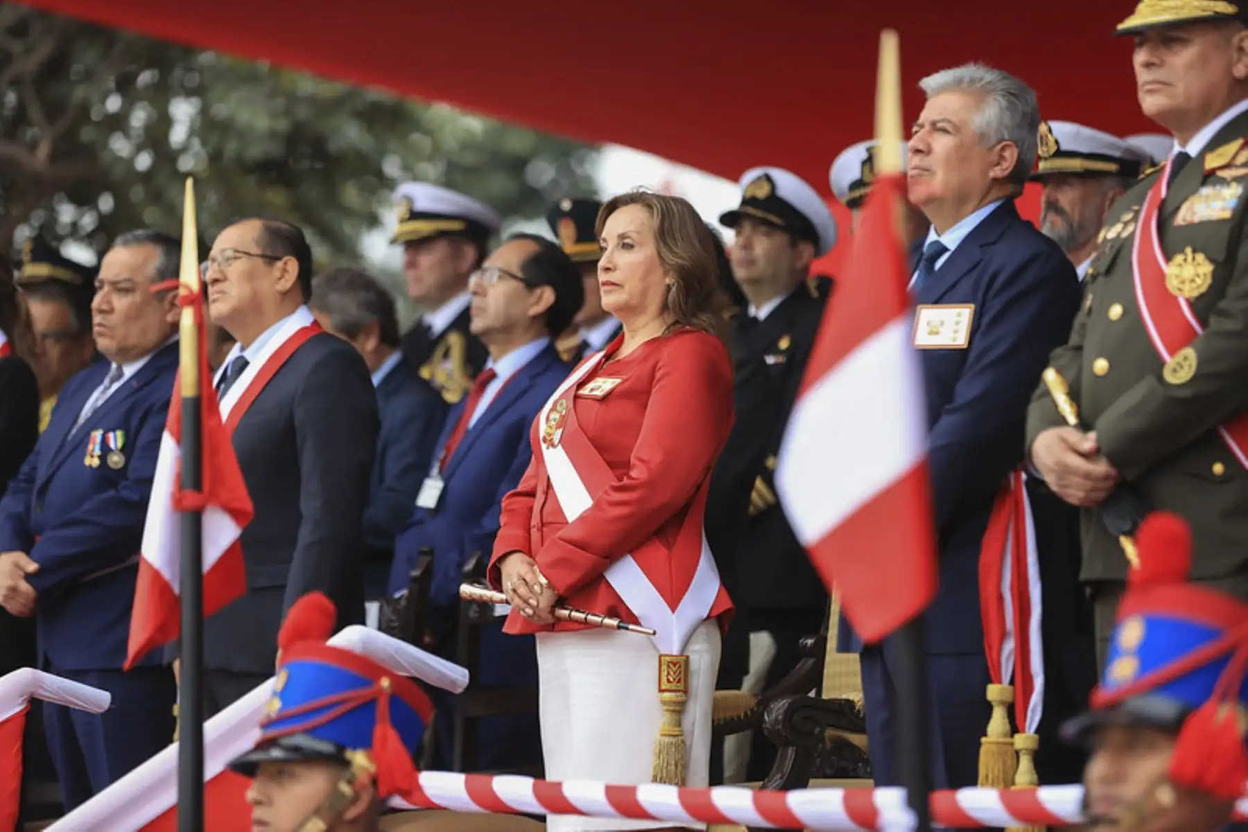 La presidenta de la República, Dina Boluarte, reconoció el sacrificio, valor y compromiso de quienes dedican su vida a proteger la soberanía y seguridad de nuestra patria durante la ceremonia por el Día de las Fuerzas Armadas y homenaje a Nuestra Señora de la Merced, Gran Mariscala y Patrona de las Armas del Perú. Foto: ANDINA/ Prensa Presidencia