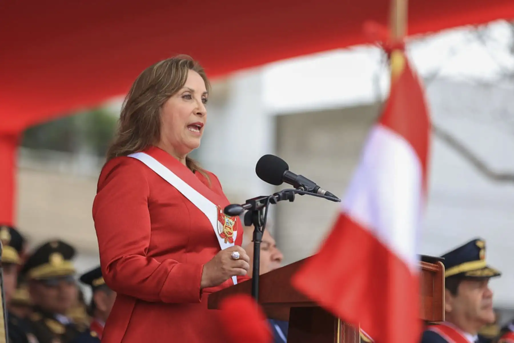 La presidenta de la República, Dina Boluarte, reconoció el sacrificio, valor y compromiso de quienes dedican su vida a proteger la soberanía y seguridad de nuestra patria durante la ceremonia por el Día de las Fuerzas Armadas y homenaje a Nuestra Señora de la Merced, Gran Mariscala y Patrona de las Armas del Perú. Foto: ANDINA/ Prensa Presidencia