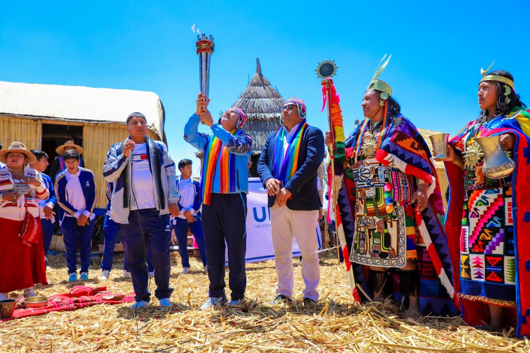 Puno enciende la antorcha de los Juegos Deportivos Universitarios 2024 desde islas flotantes de los Uros en el Lago Titicaca. ANDINA/Difusión