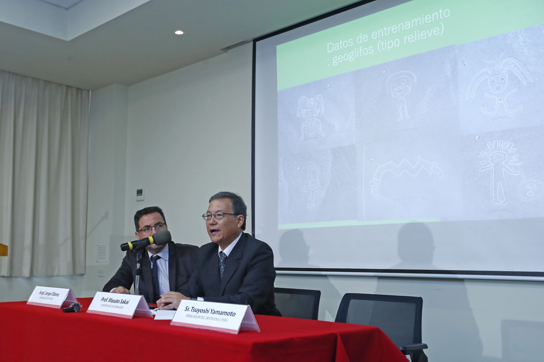 ANDINA/Daniel Bracamonte. Científicos de la Universidad de Yamagata de Japón descubrieron 303 nuevos geoglifos en un trabajo de campo de 6 meses en la Pampa de Nasca, donde se encuentran los geoglifos emblemáticos de las Líneas de Nasca, como el mono y la araña, gracias a la ayuda de la inteligencia artificial que aceleró el trabajo de los especialistas en el campo.