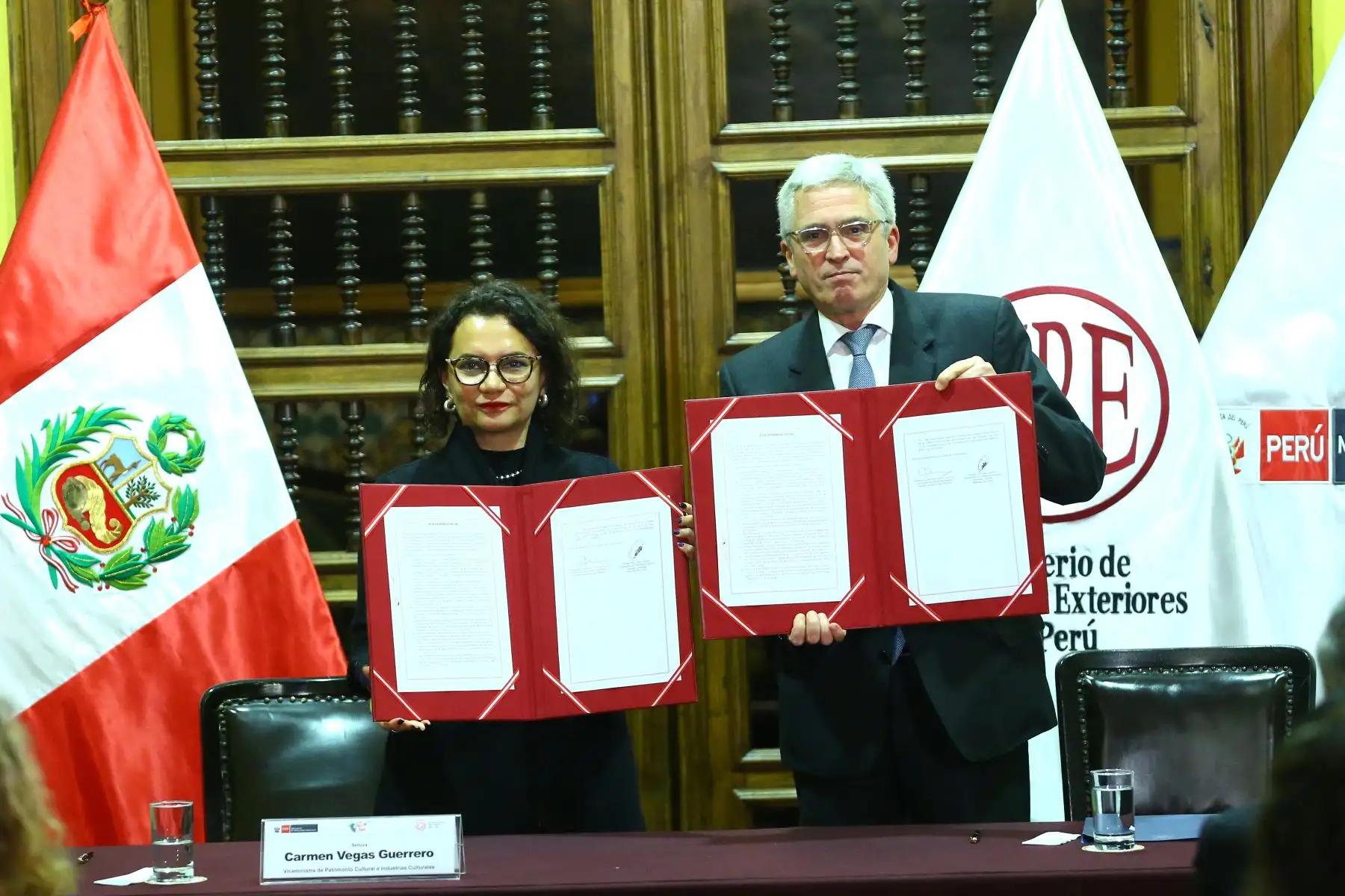 El Viceministro de Relaciones Exteriores, embajador Peter Camino, y la viceministra de Patrimonio Cultural e Industrias Culturales, Carmen Vegas participan en la actividad oficial de entrega de 74 bienes culturales, repatriados por el Ministerio de Relaciones Exteriores, al Ministerio de Cultura.
Foto: ANDINA/ Eddy Ramos 

Foto: ANDINA/Eddy Ramos
