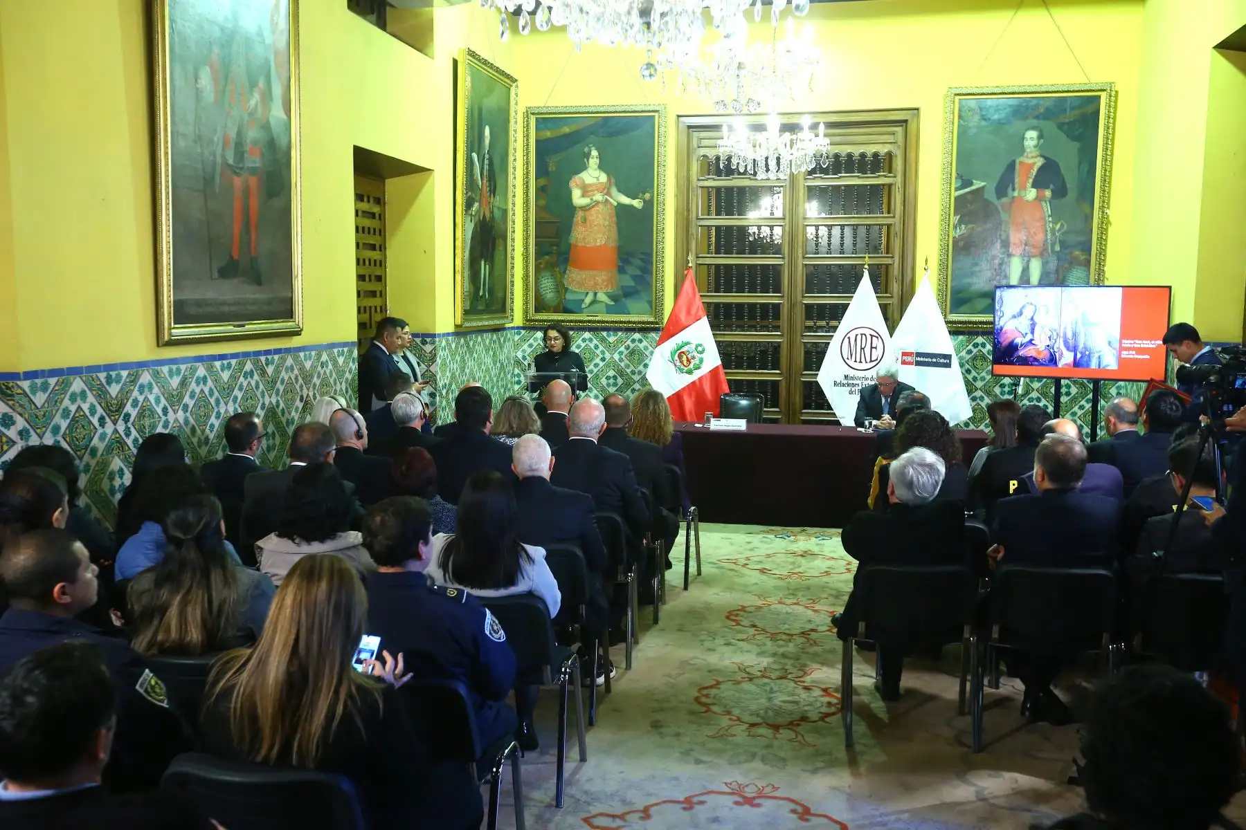 El Viceministro de Relaciones Exteriores, embajador Peter Camino, y la viceministra de Patrimonio Cultural e Industrias Culturales, Carmen Vegas participan en la actividad oficial de entrega de 74 bienes culturales, repatriados por el Ministerio de Relaciones Exteriores, al Ministerio de Cultura.
Foto: ANDINA/ Eddy Ramos