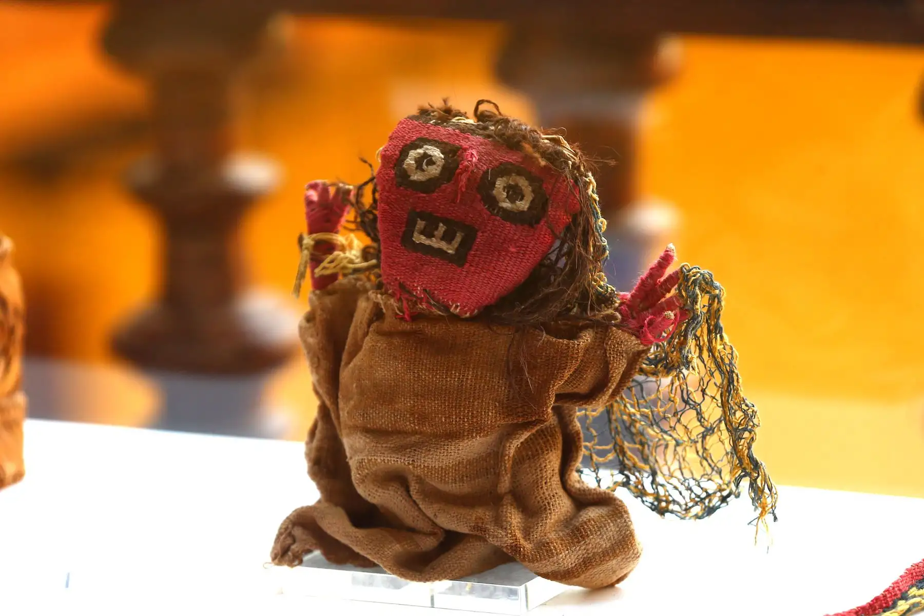 Los bienes arqueológicos a cerámicas, textiles, líticos, metales, instrumentos que tendrían entre 2000 y 500 años de antigüedad. En la imagen , muñeca textil , elaborado con fibra de textil de algodón y camélido. Estilo Chancay.
Foto: ANDINA / Eddy Ramos