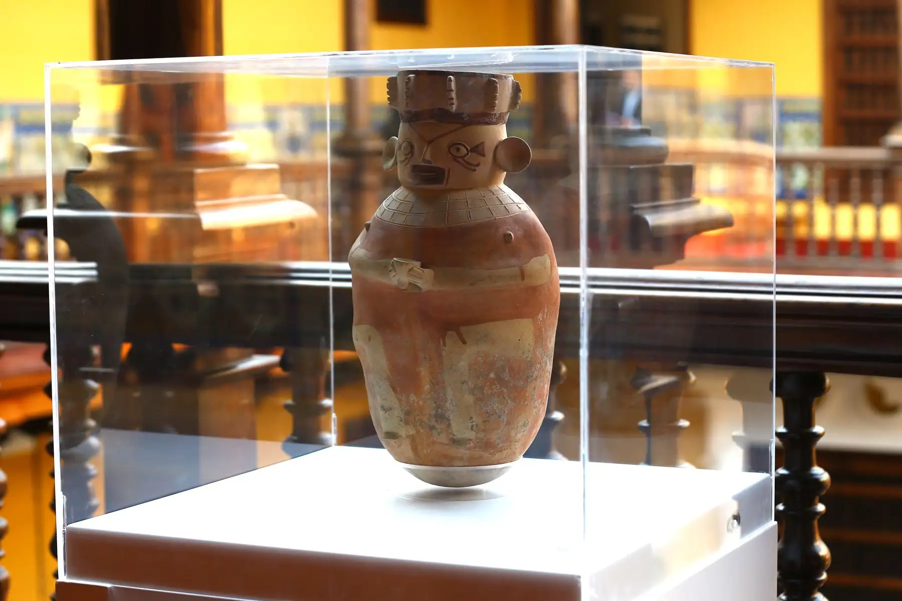 Los bienes arqueológicos a cerámicas, textiles, líticos, metales, instrumentos que tendrían entre 2000 y 500 años de antigüedad. En la imagen , Cántaro de Cerámica , personaje antropomorfo sosteniendo  un vaso con ambas manos a la altura del vientre. Estilo Chancay.
Foto: ANDINA/ Eddy Ramos