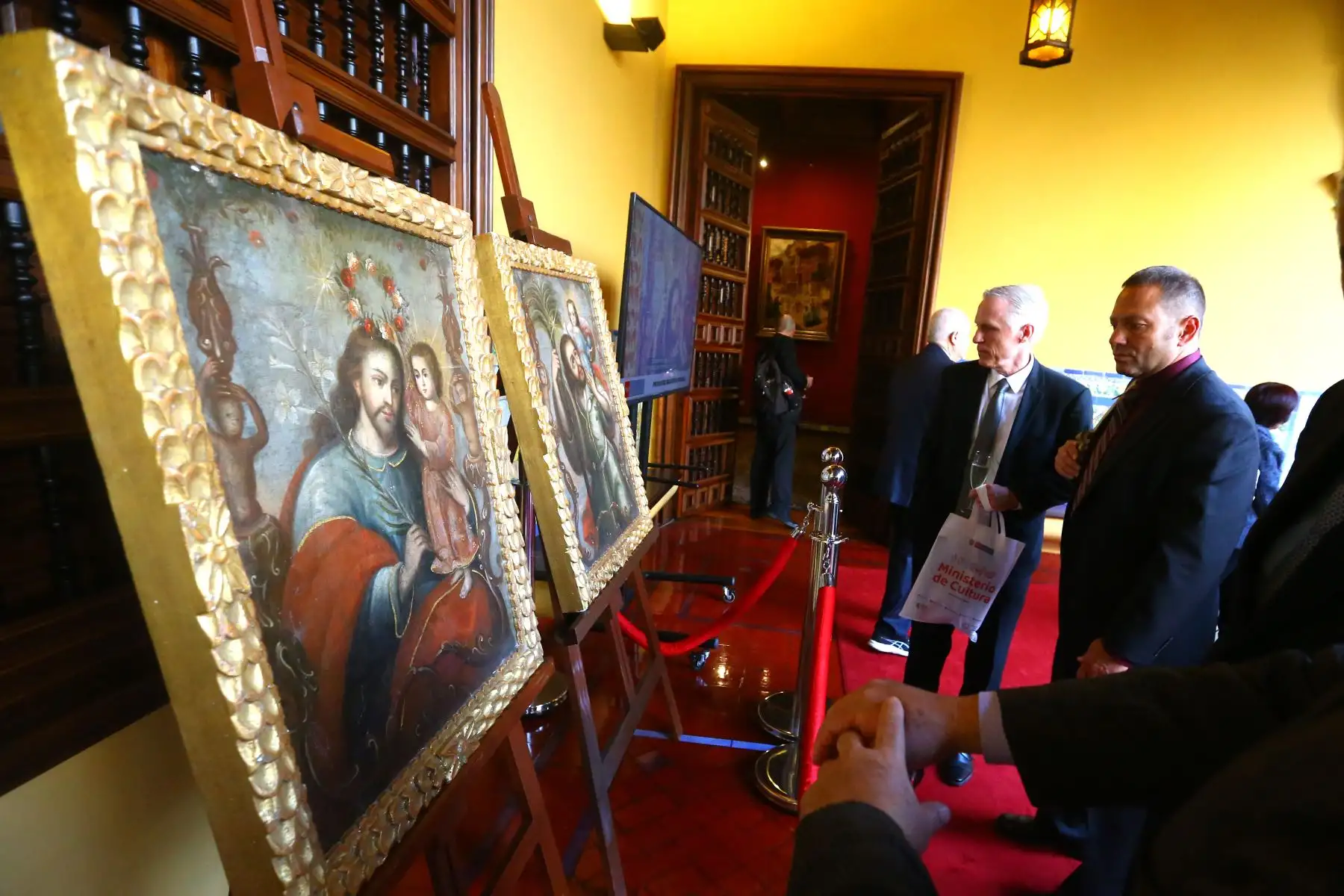 Resalta el retorno, 2 pinturas virreinales que integraban un díptico de la escuela cusqueña del siglo XVII originalmente denominado " San José San Cristóbal  y el Niño Jesús ". Ambos lienzos fueron sustraídos, junto a otras pinturas del Templo Parroquial Virgen del Carmen delCentro Poblado Menor de Surimana ( Cusco )en el año 2008.
Foto: ANDINA7 Eddy Ramos