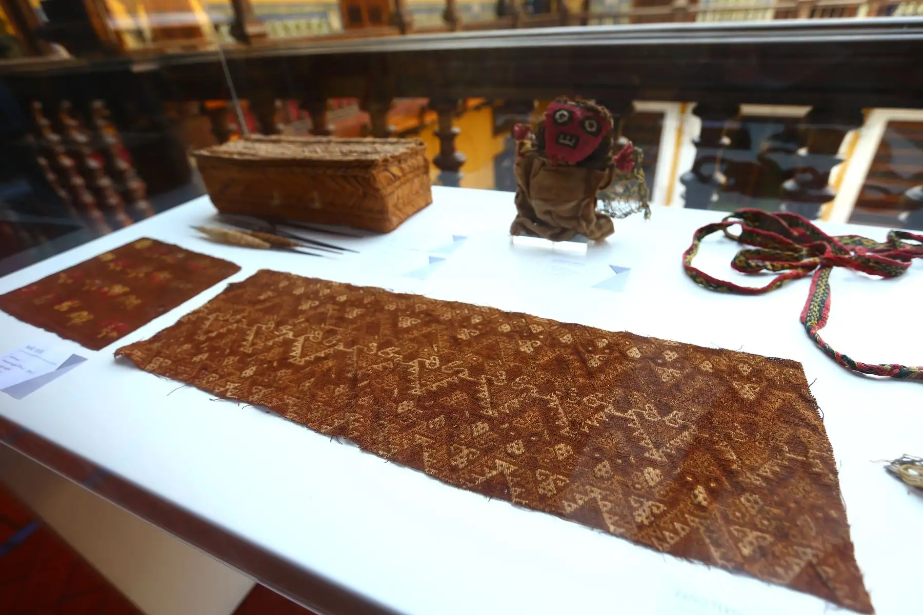 Los bienes arqueológicos a cerámicas, textiles, líticos, metales, instrumentos que tendrían entre 2000 y 500 años de antigüedad. En la imagen, paño textil, elaborado en fibra de algodón y camélido.
Foto: ANDINA / Eddy Ramos
