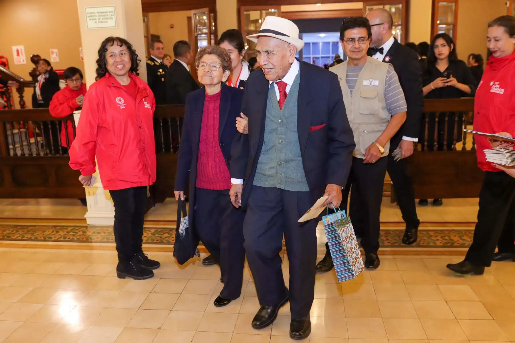 Los primeros asistentes empiezan a llegar al Concierto de Gala por los 203 años del "Himno Nacional del Perú" en el Teatro Segura. Foto: ANDINA/Lino Chipana