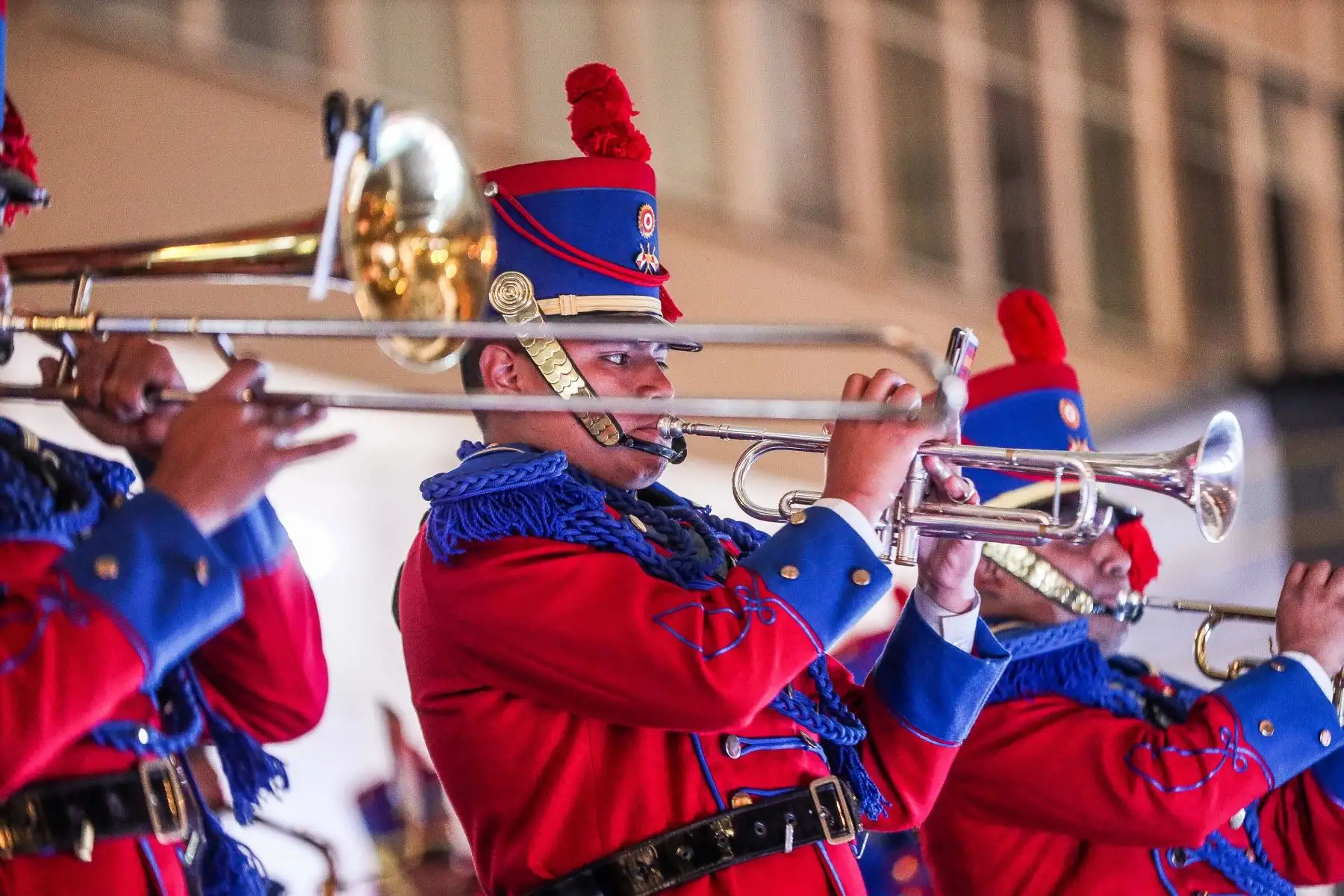 Al ritmo de trompetas y saxofones, la banda de los “Vencedores de Junín” interpreta variados temas en los exteriores del Teatro Segura, como parte de las previas al Homenaje por los 203 años del Himno Nacional. Foto: ANDINA/ Connie Calderon