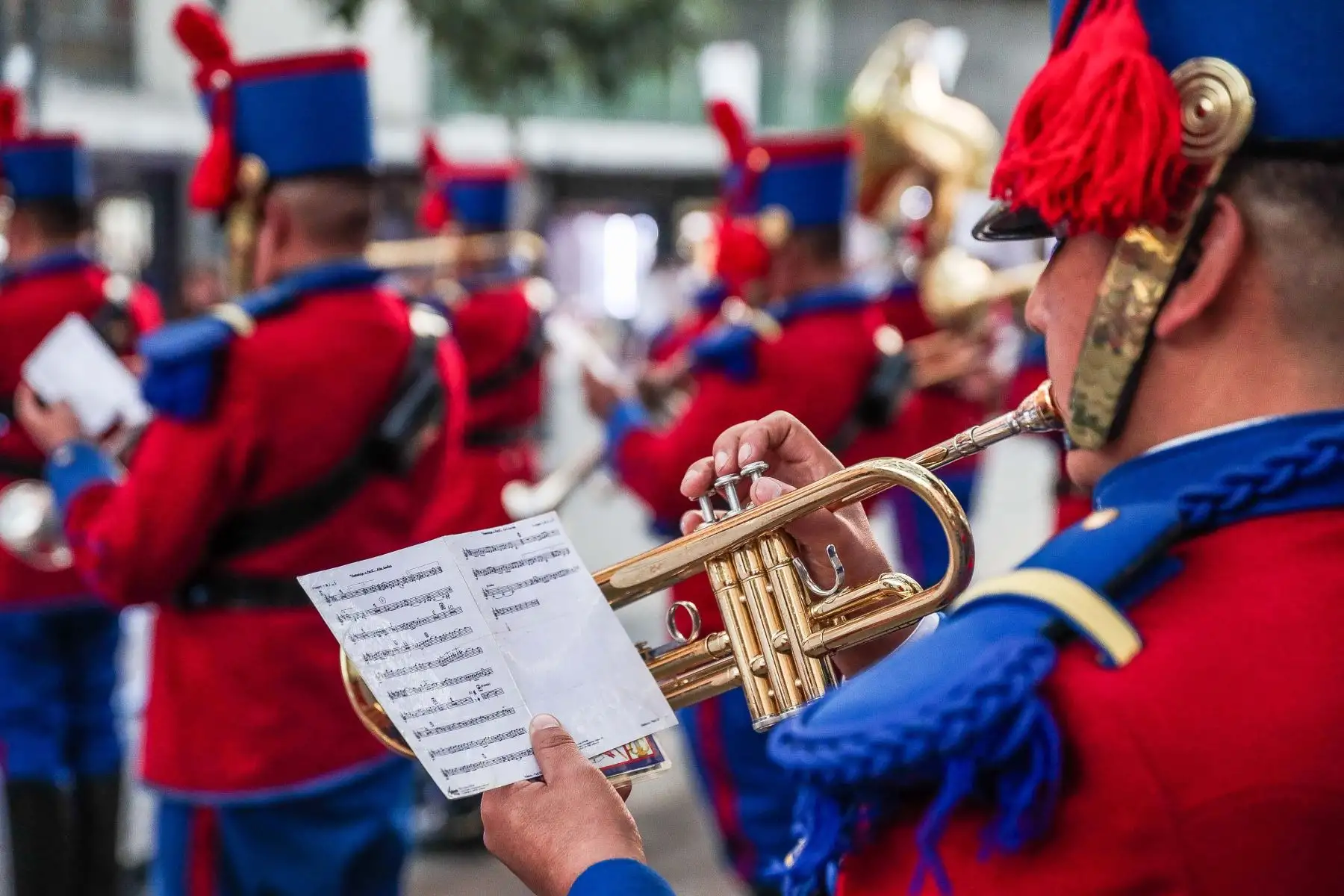 Banda de los “Vencedores de Junín” interpreta variados temas en los exteriores del Teatro Segura, como parte de las previas al Homenaje por los 203 años del Himno Nacional. Foto: ANDINA/ Connie Calderon