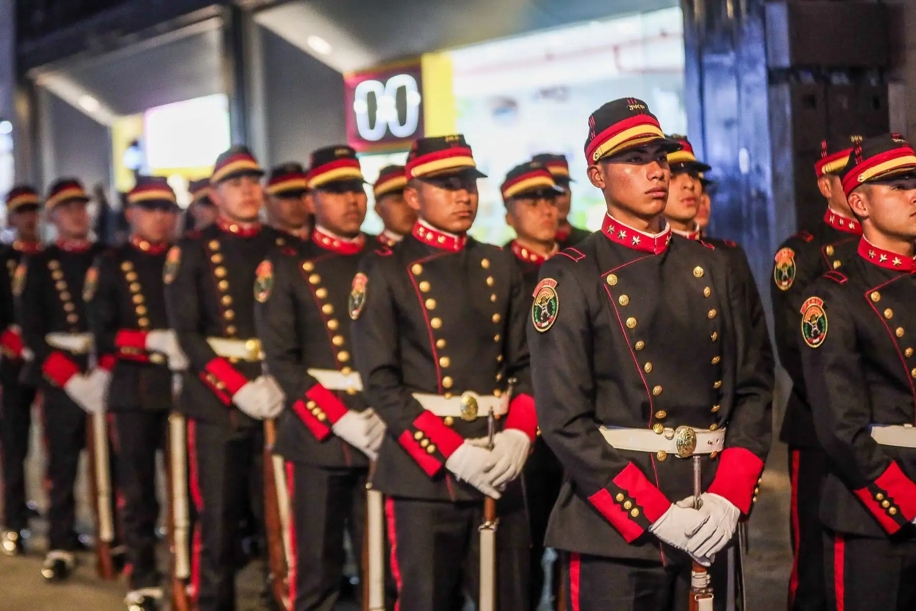 La Compañía Histórica Mariano Santos de la Policía Nacional del Perú, espera en los exteriores del Teatro Segura para ingresar al Concierto por los 203 años del Himno Nacional, en el Teatro Segura. Foto: ANDINA/ Connie Calderon