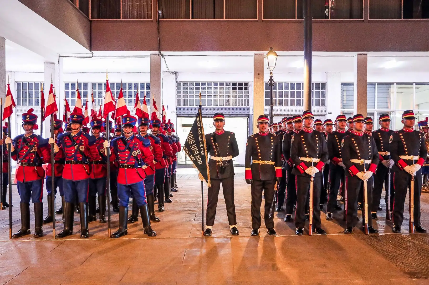 Banda de los “Vencedores de Junín” y la Compañía Histórica Mariano Santos de la Policía Nacional del Perú, llegan a los exteriores del Teatro Segura para participar en la ceremonia por los 203 años del Himno Nacional. Foto: ANDINA/ Connie Calderon