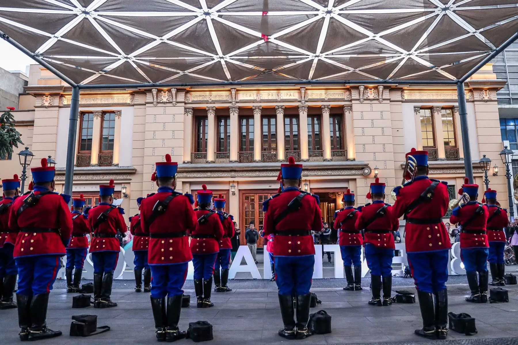 Ubicados frente al Teatro Segura, la Banda de los “Vencedores de Junín” interpreta variados temas como parte de las previas al Homenaje por los 203 años del Himno Nacional. Foto: ANDINA/ Connie Calderon