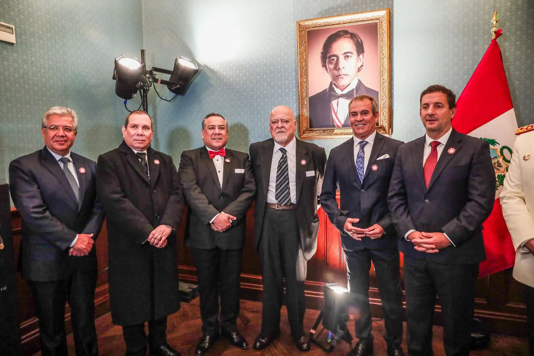 Familiares del autor de la letra del Himno Nacional, José De la Torre Ugarte, y autoridades de Lima metropolitana asisten a la inauguración de la "Sala histórica del Himno Nacional del Perú" en el Teatro Segura. Foto: ANDINA/ Connie Calderon