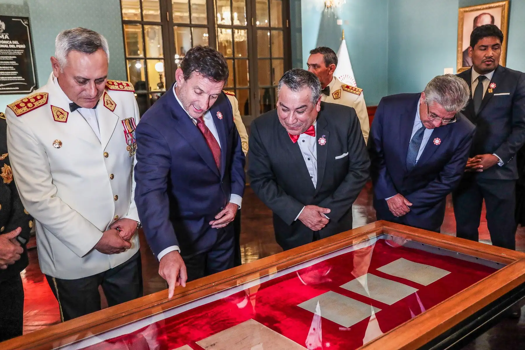 El teniente alcalde de Lima, Renzo Reggiardo, y el Presidente del Consejo de Ministros, Gustavo Adrianzén,  inauguran la "Sala Histórica del Himno Nacional del Perú" junto a los familiares de los personajes ilustres en homenaje. Foto: ANDINA/ Connie Calderon