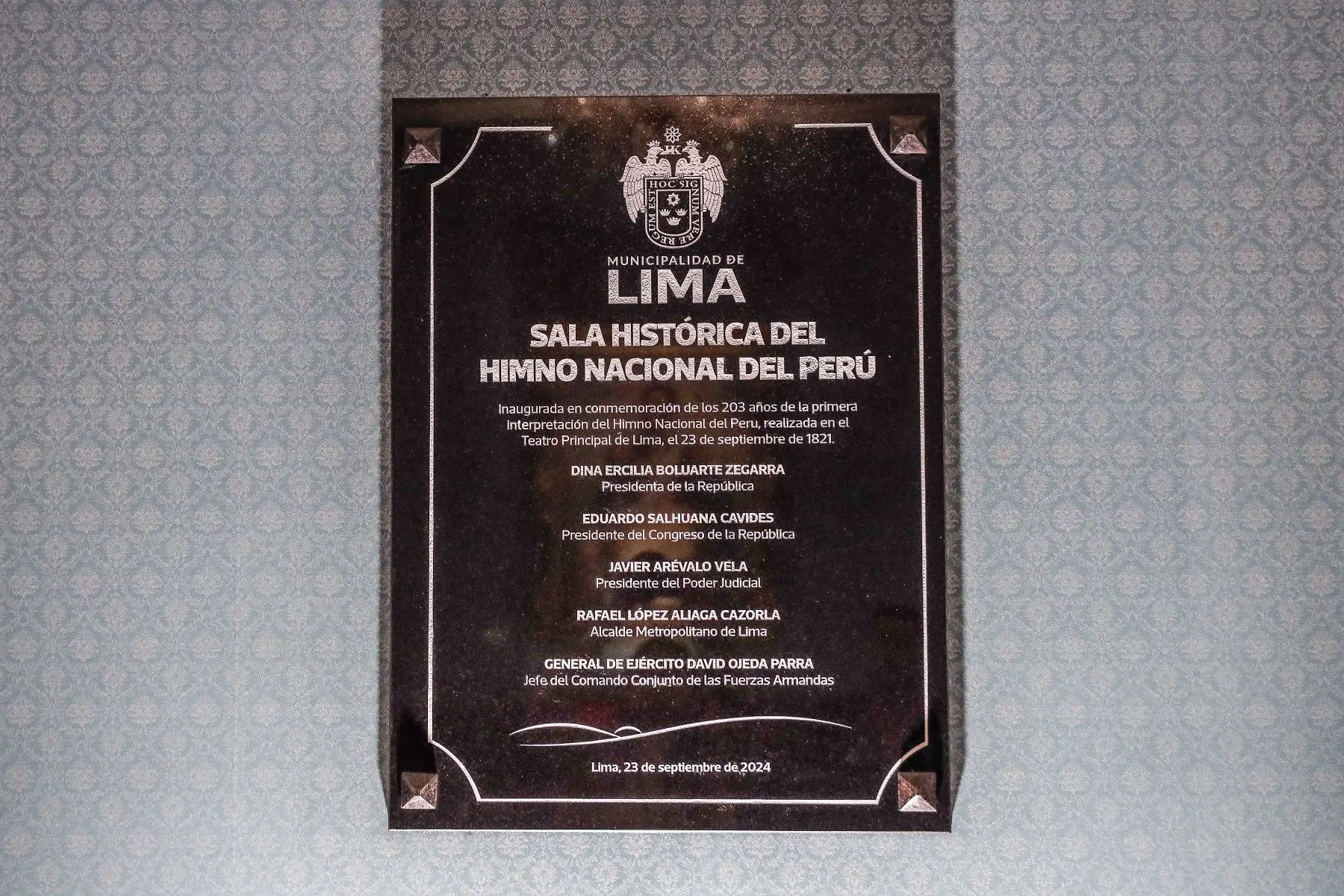 Placa de la recién inaugurada "Sala histórica del Himno Nacional del Perú" en el Teatro Segura. Foto: ANDINA/ Connie Calderon