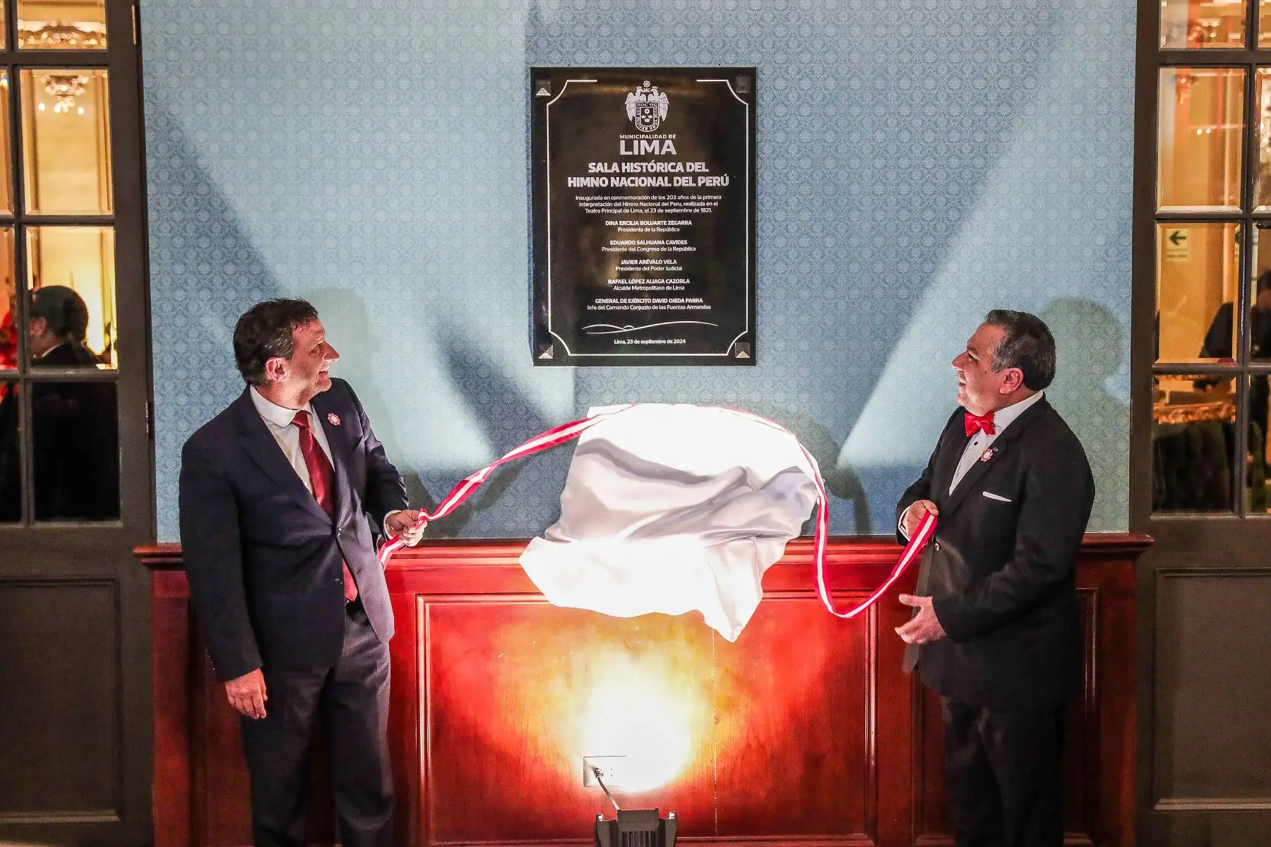 El teniente alcalde de Lima, Renzo Reggiardo, y el Presidente del Consejo de Ministros, Gustavo Adrianzén, inauguran la "Sala Histórica del Himno Nacional del Perú" en el Teatro Segura. Foto: ANDINA/ Connie Calderon