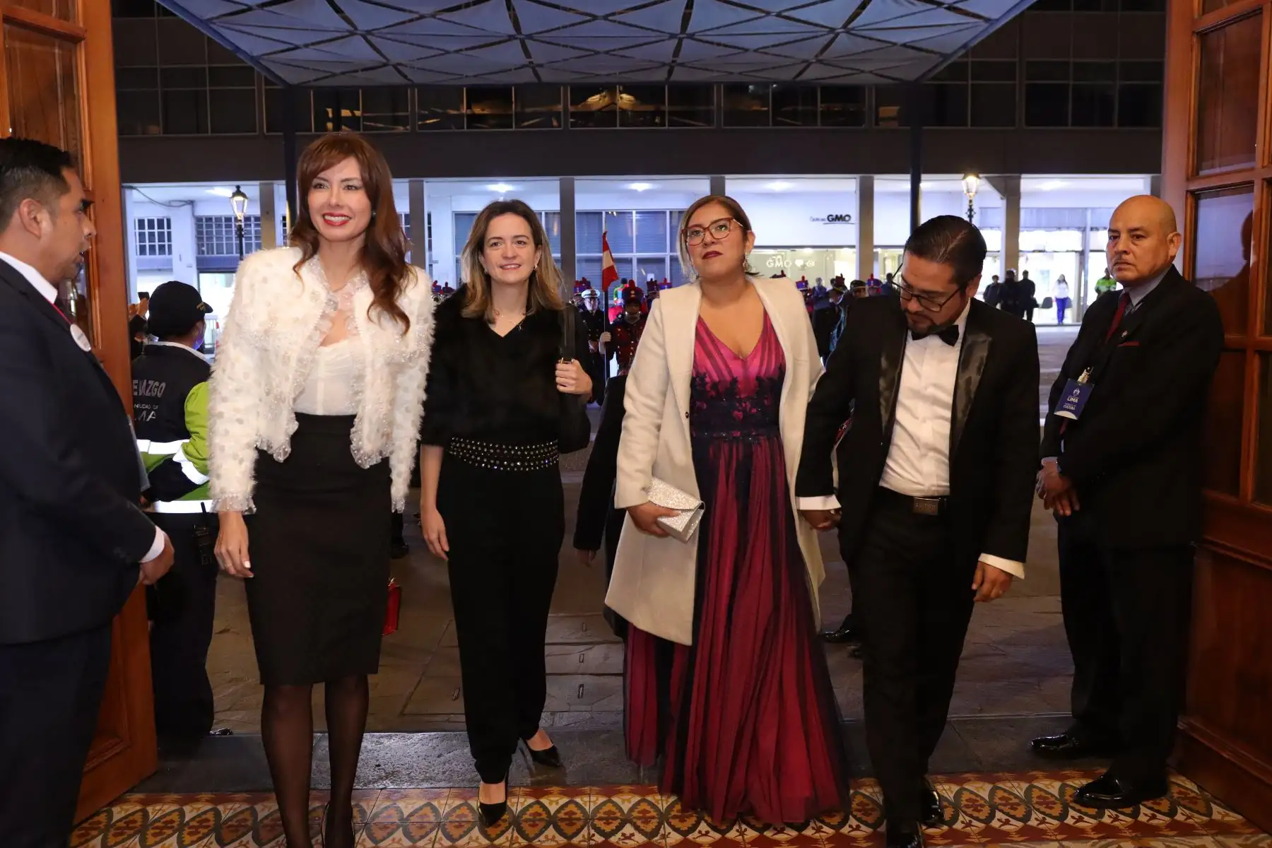 Asistentes al Concierto de Gala por los 203 años del "Himno Nacional del Perú" llegan al Teatro Segura con sus mejores trajes de gala. Foto : ANDINA / Lino Chipana.