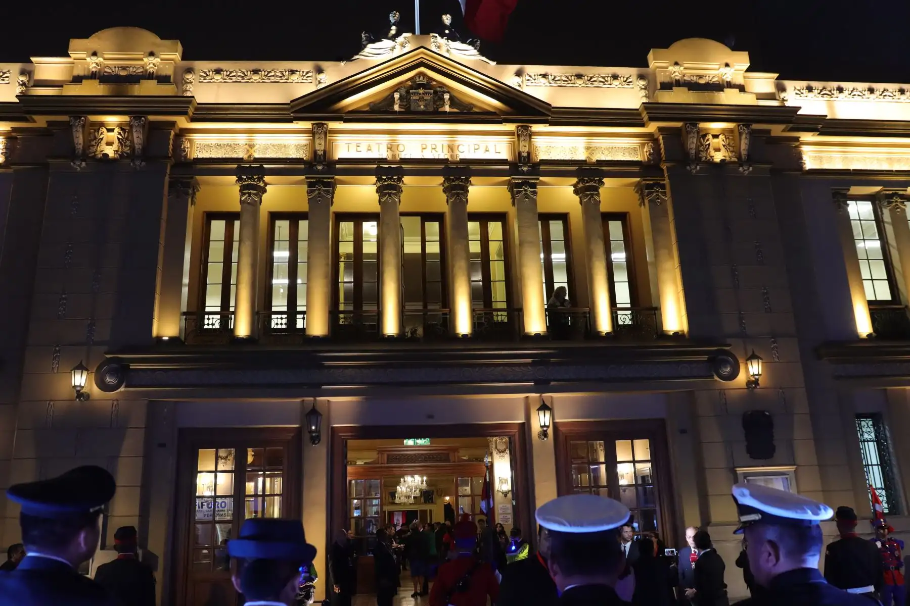 Exteriores del Teatro Segura en el Concierto de Gala por los 203 años del "Himno Nacional del Perú" en el Teatro Segura. Foto : ANDINA / Lino Chipana.