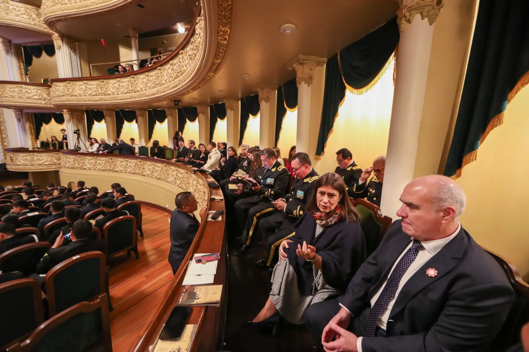 Asistentes al Concierto de Gala por los 203 años del "Himno Nacional del Perú" se ubican en los palcos del Teatro Segura. Foto : ANDINA / Lino Chipana.