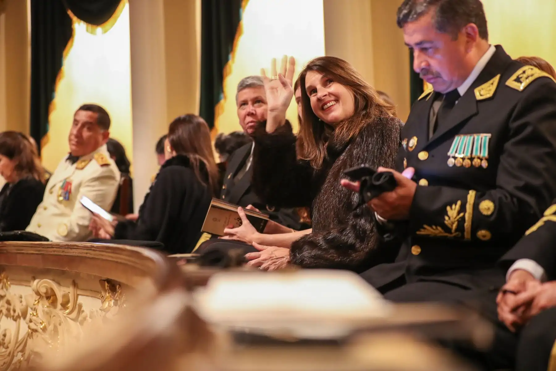 Asistentes al Concierto de Gala por los 203 años del "Himno Nacional del Perú" en el Teatro Segura disfrutan de cada interpretación de la ceremonia. Foto : ANDINA / Lino Chipana.
