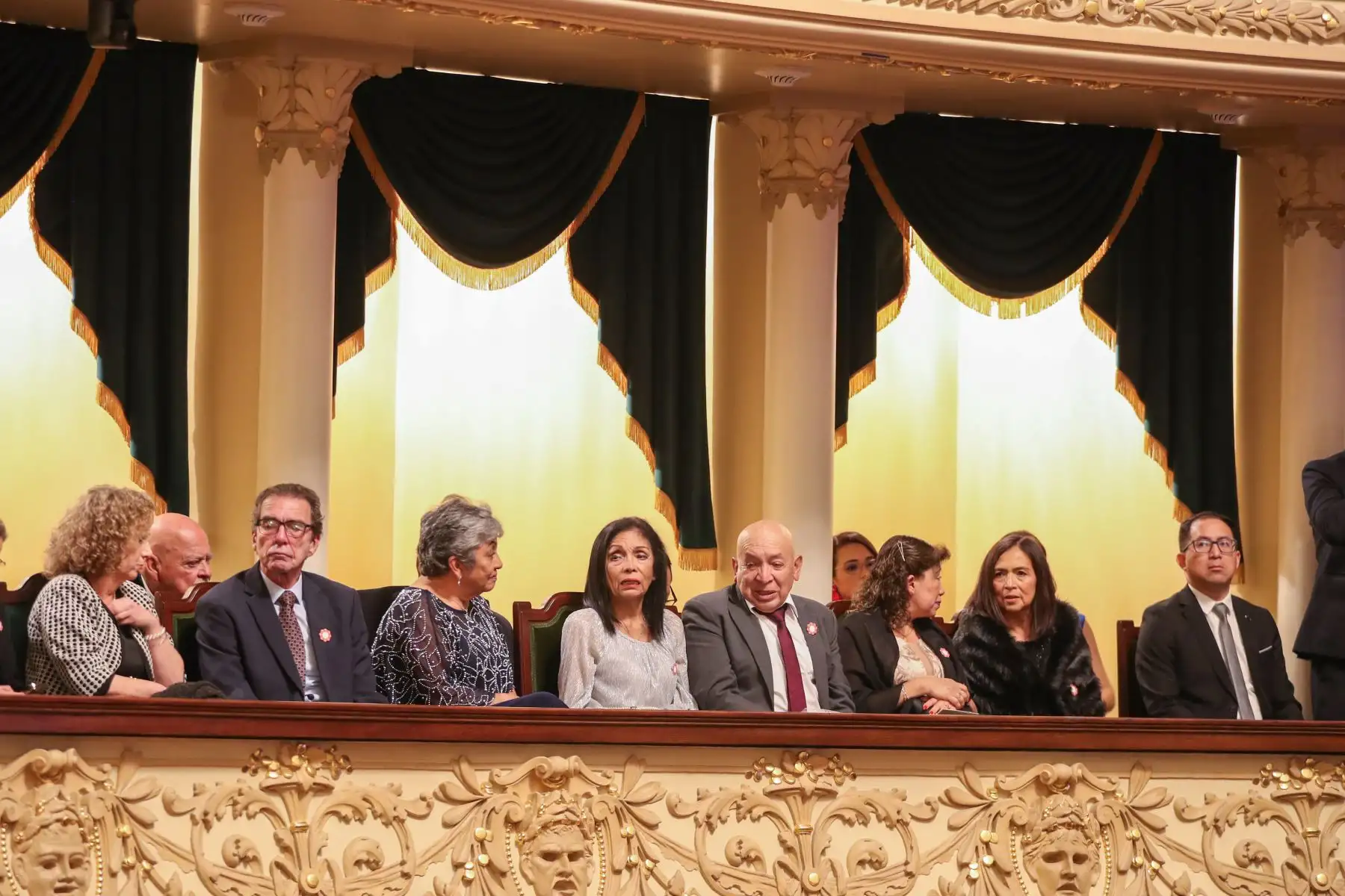 Asistentes al Concierto de Gala por los 203 años del "Himno Nacional del Perú" se ubican en los palcos del Teatro Segura. Foto : ANDINA / Lino Chipana.