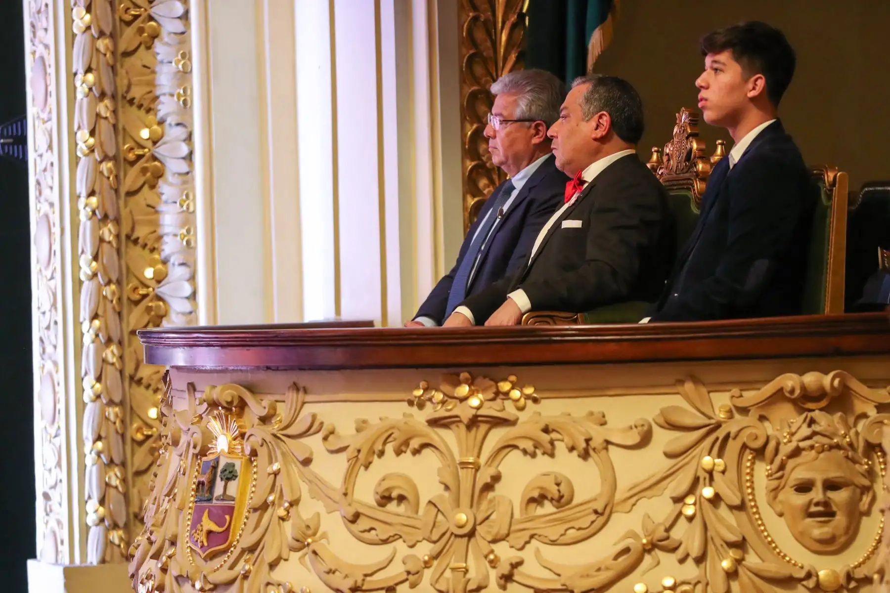 El presidente del Consejo de Ministros, Gustavo Adrianzén, se ubica en un palco del interior del Teatro Segura para participar en la ceremonia por los 203 años del "Himno Nacional del Perú". Foto : ANDINA / Lino Chipana.