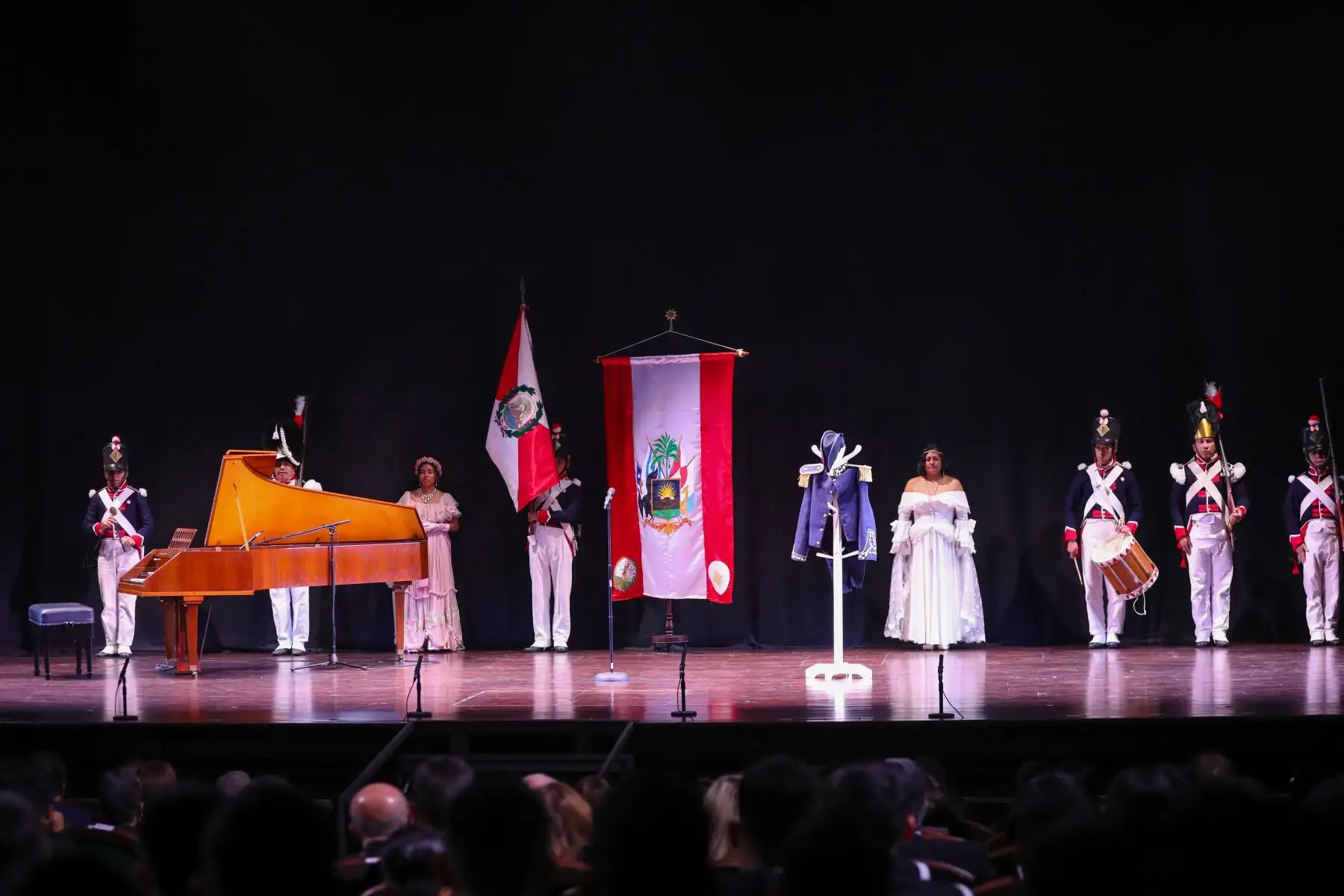 Un despliegue escenográfico cargado de simbolismo patriótico da inicio al Concierto de Gala por los 203 años del "Himno Nacional del Perú" en el Teatro Segura. Foto : ANDINA / Lino Chipana.