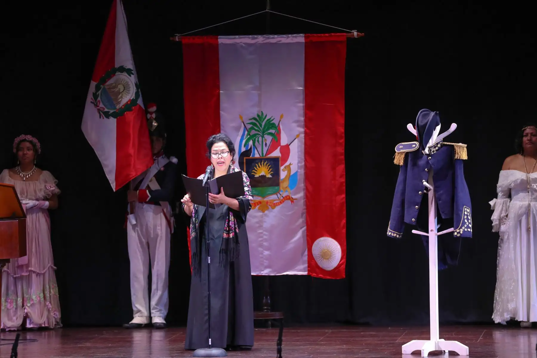 En una ceremonia cargada de un inmenso sentimiento patriótico, el Perú volvió a escuchar su Himno Nacional en la versión original, luego de 203 años. Foto : ANDINA / Lino Chipana.