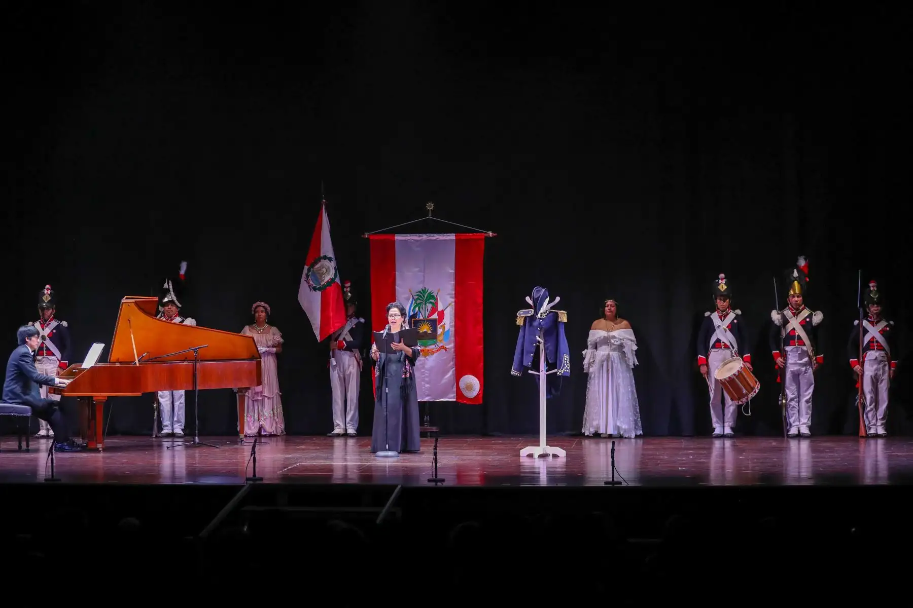 Un despliegue escenográfico cargado de simbolismo patriótico da inicio al Concierto de Gala por los 203 años del "Himno Nacional del Perú" en el Teatro Segura. Foto : ANDINA / Lino Chipana.
