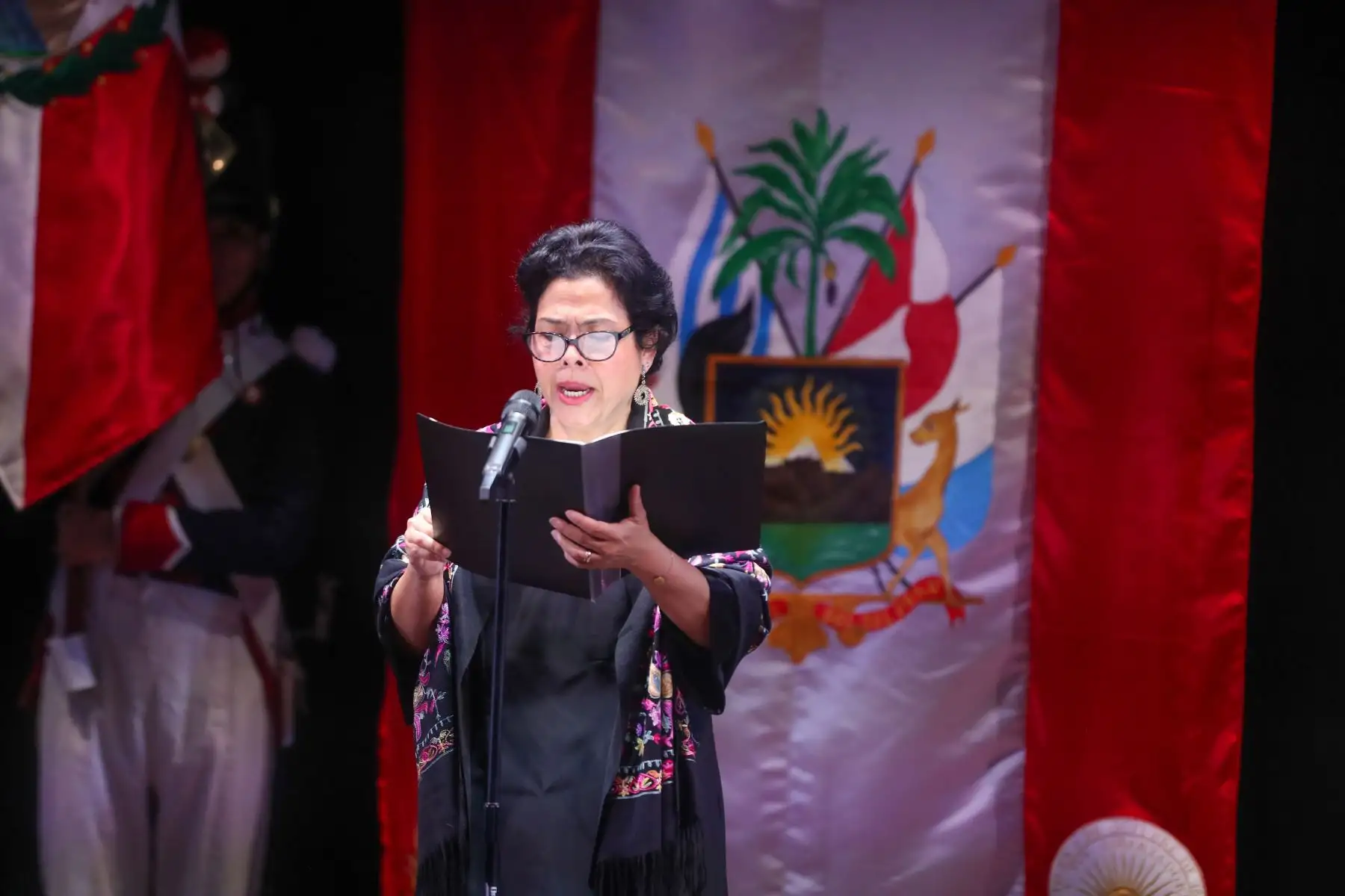 En una ceremonia cargada de un inmenso sentimiento patriótico, el Perú volvió a escuchar su Himno Nacional en la versión original, luego de 203 años. Foto : ANDINA / Lino Chipana.