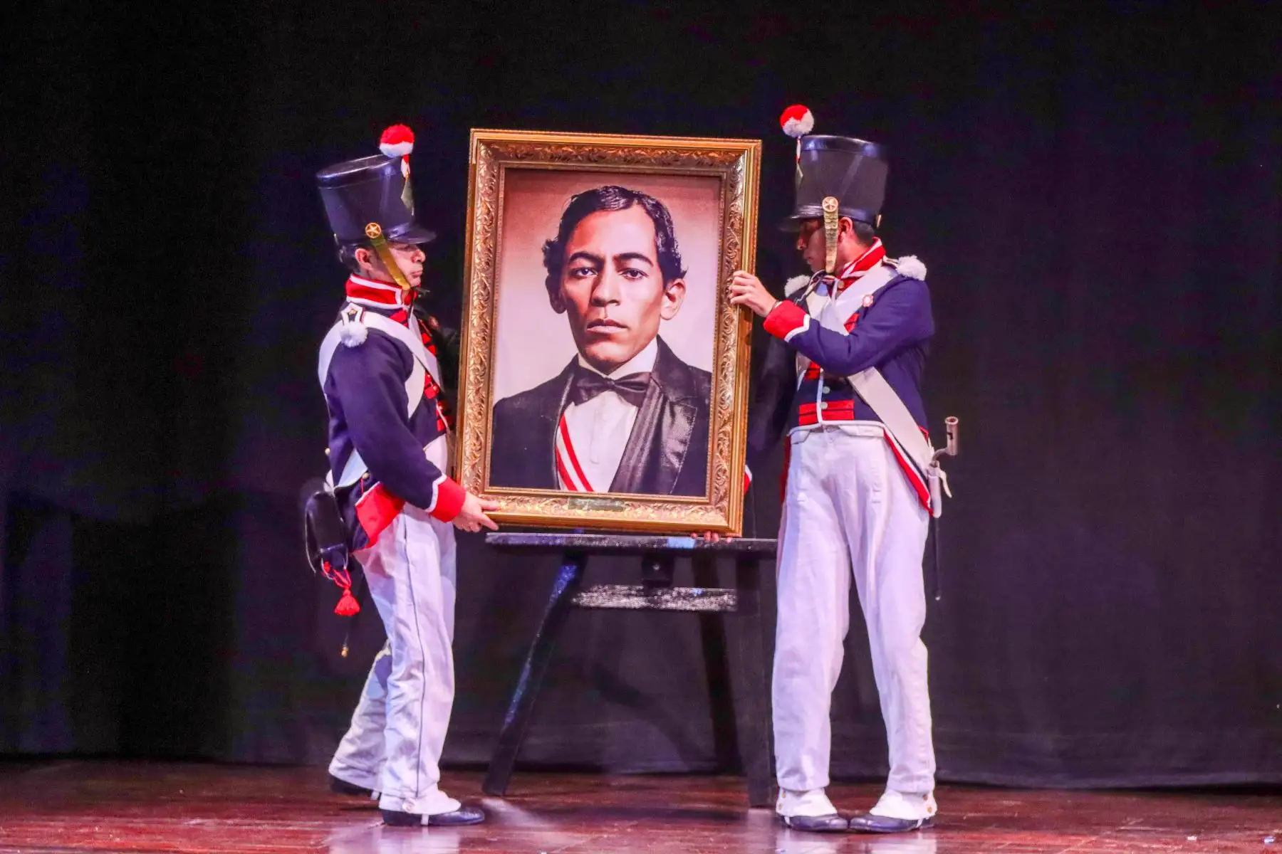 Soldados de la "Legión Peruana de la Guardia" cargan retrato del compositor de la música del Himno Nacional del Perú, José Bernardo Alzedo. Foto : ANDINA / Lino Chipana.