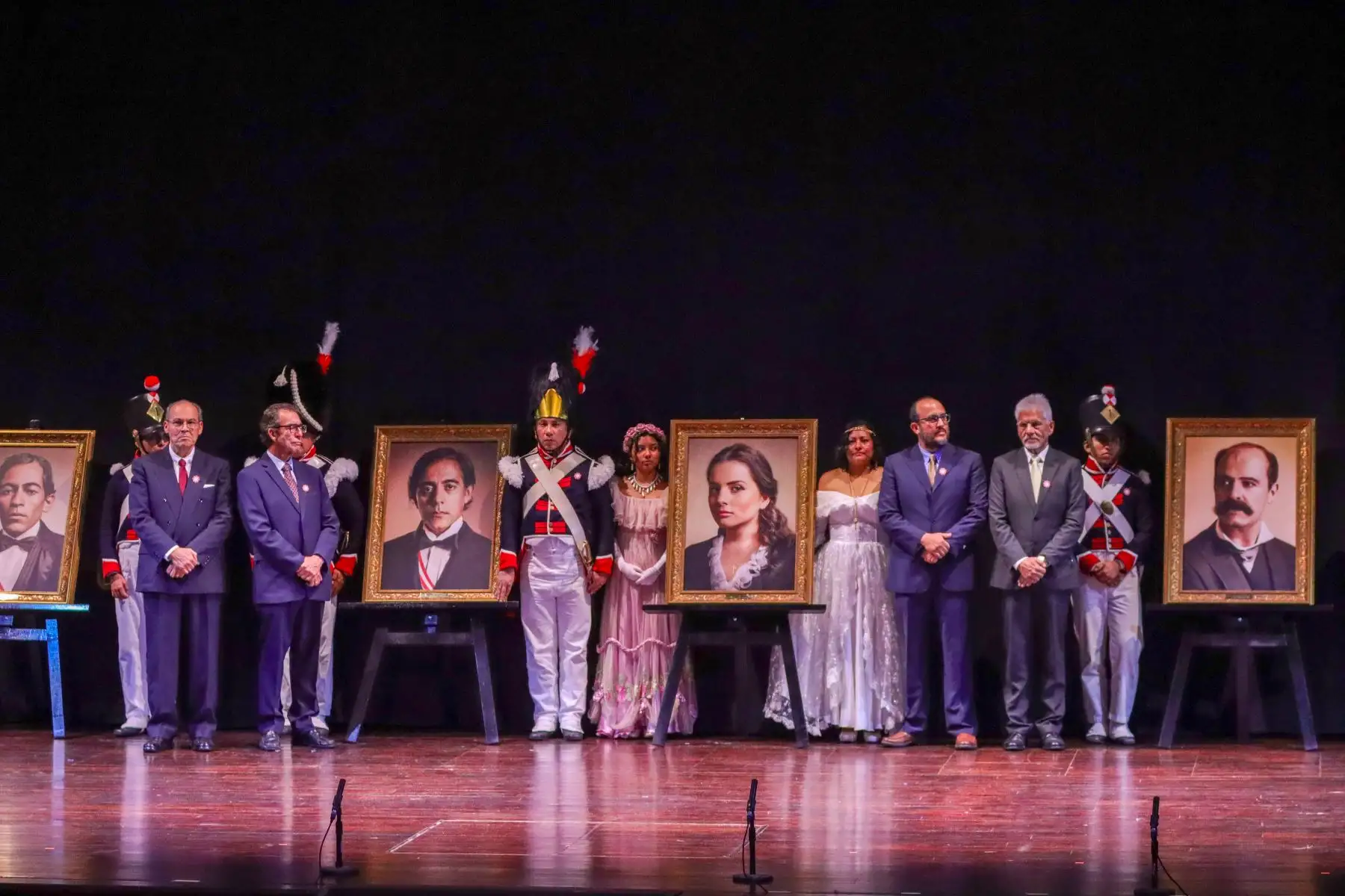 En medio del homenaje a los autores del Himno Nacional del Perú, se presentaron retratos de los autores frente a sus descendientes en el escenario, además de una foto oficial con las autoridades presentes. Foto : ANDINA / Lino Chipana.