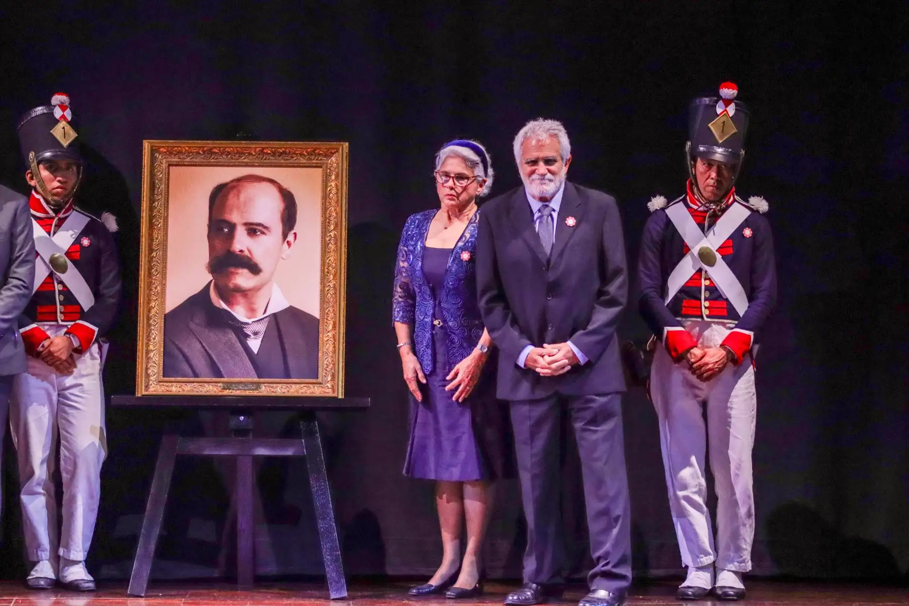 Familiares de Claudio Rebagliati, posan junto a su retrato durante el Concierto de Gala por los 203 años del "Himno Nacional del Perú" en el Teatro Segura. Foto : ANDINA / Lino Chipana.