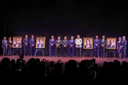 Fotografía oficial de la ceremonia por la entonación en su versión original del Himno Nacional del Perú