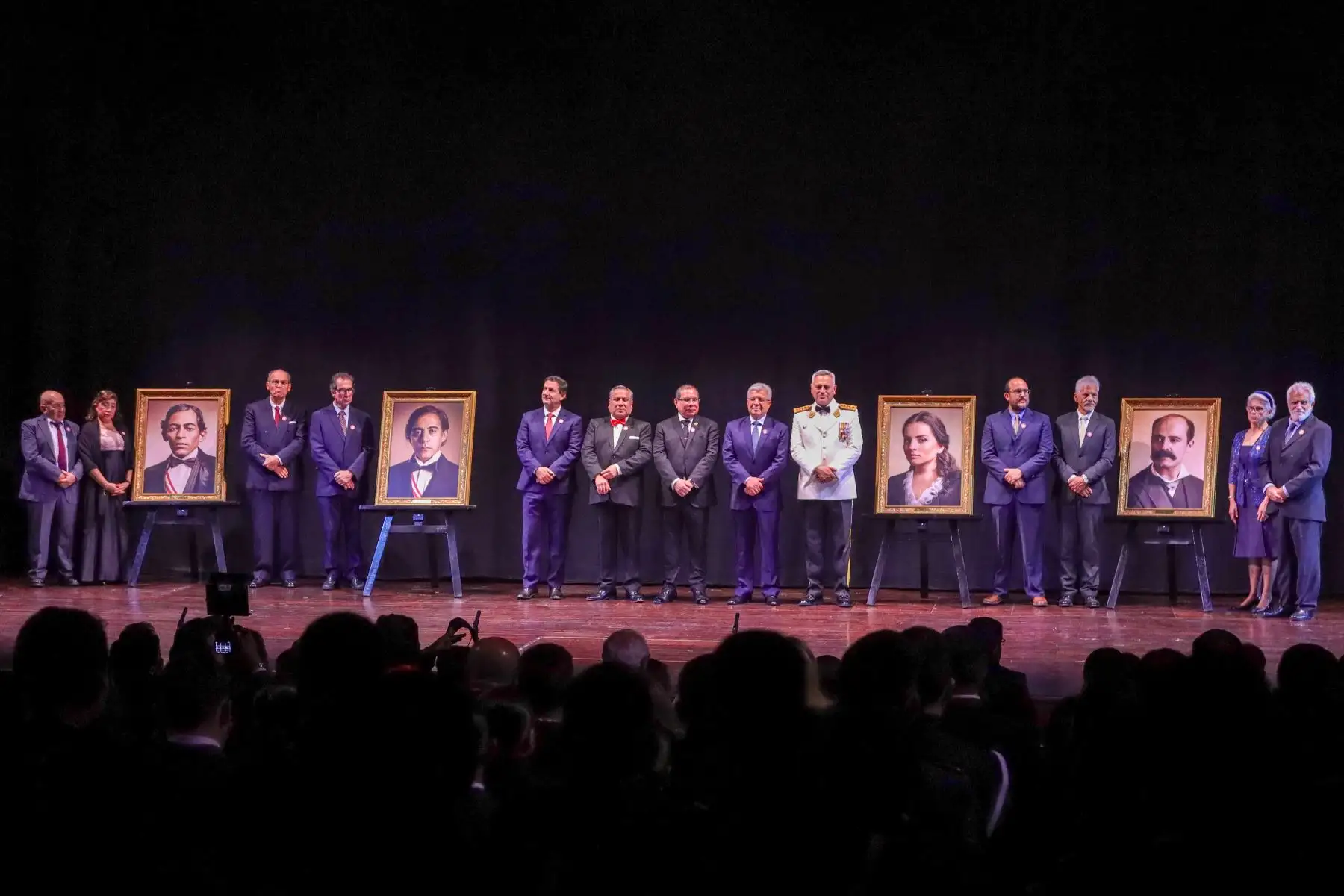Foto oficial.
En medio del homenaje a los autores del Himno Nacional del Perú, se presentaron retratos de los autores frente a sus descendientes en el escenario, además de una foto oficial con las autoridades presentes. Foto : ANDINA / Lino Chipana.
