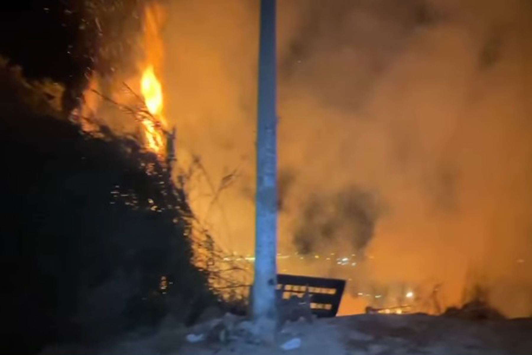 Lurigancho-Chosica: continúa incendio cerca al COAR Huampaní. ANDINA/ Captura TV