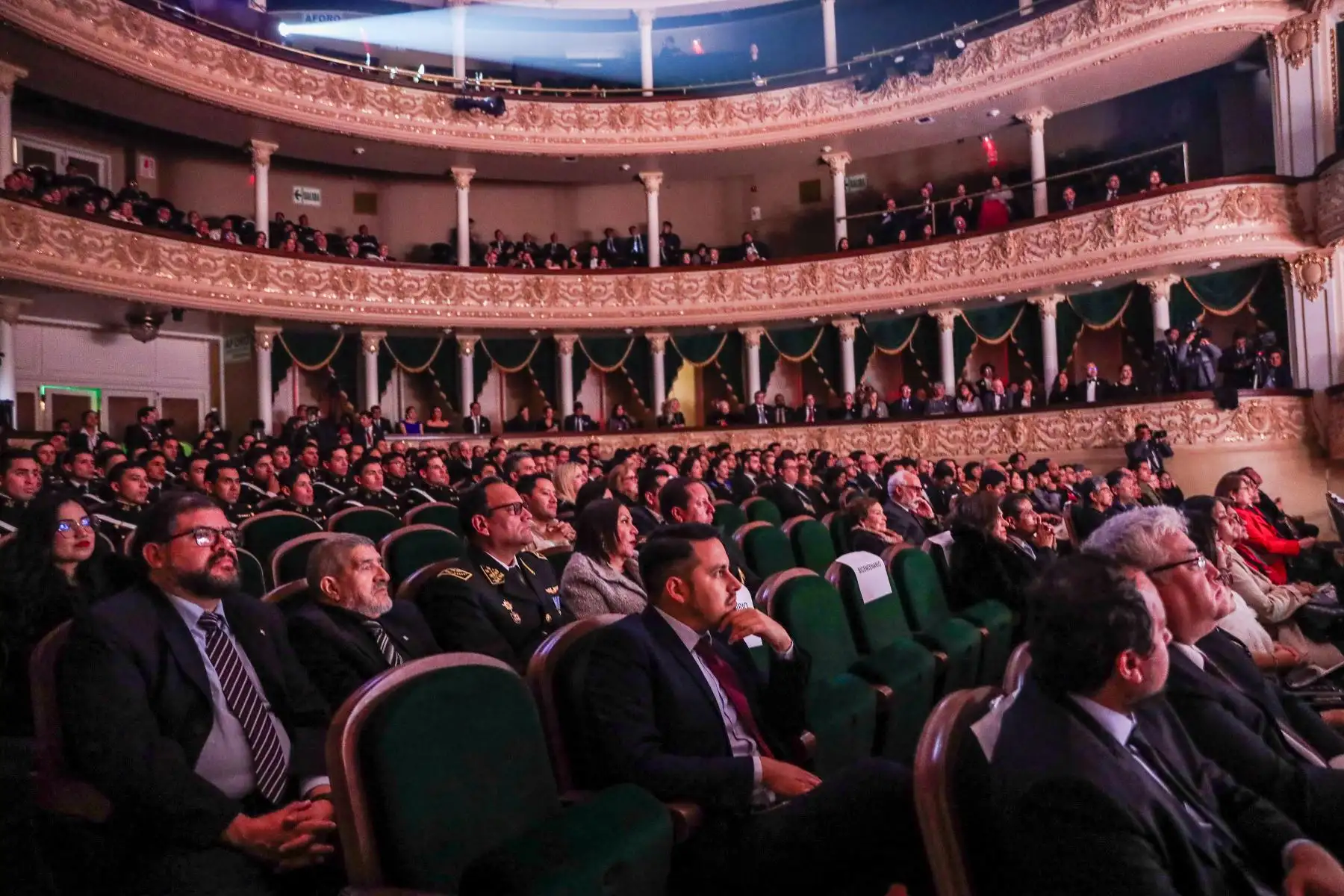 Asistentes al Concierto de Gala por el 203 aniversario del "Himno Nacional del Perú", escuchan su versión oficial en el Teatro Segura. Foto: ANDINA/Connie Calderon