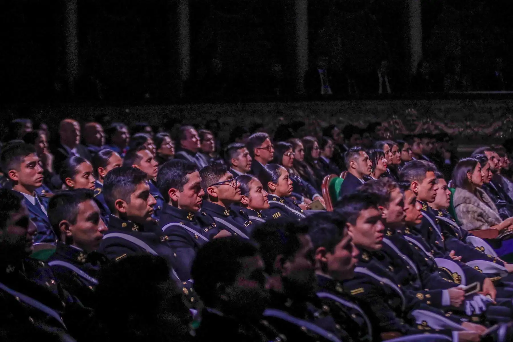 Asistentes al Concierto de Gala por los 203 años del "Himno Nacional del Perú" en el Teatro Segura escuchan con atención la Primera Canción Patriótica". Foto: ANDINA/Connie Calderon
