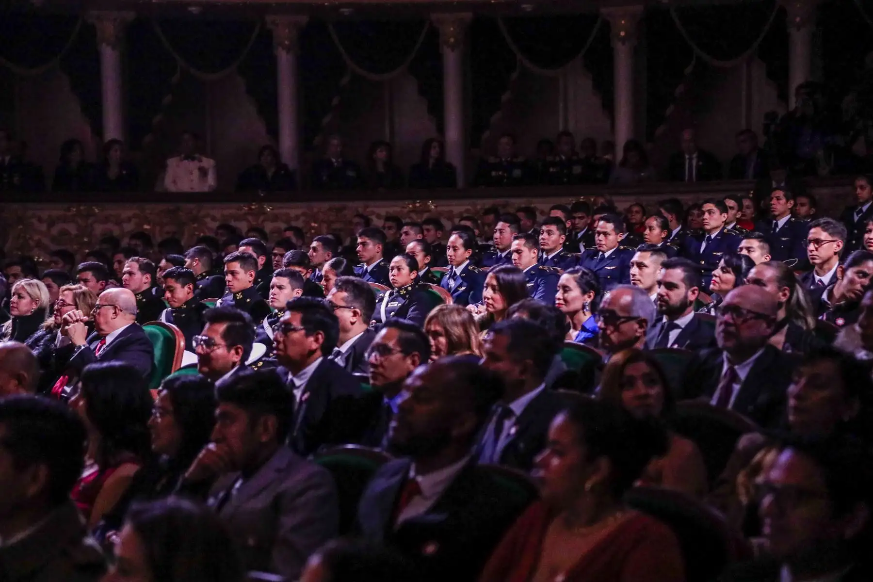 Asistentes al Concierto de Gala por los 203 años del "Himno Nacional del Perú" en el Teatro Segura escuchan con atención la "Primera Canción Patriótica". Foto: ANDINA/Connie Calderon