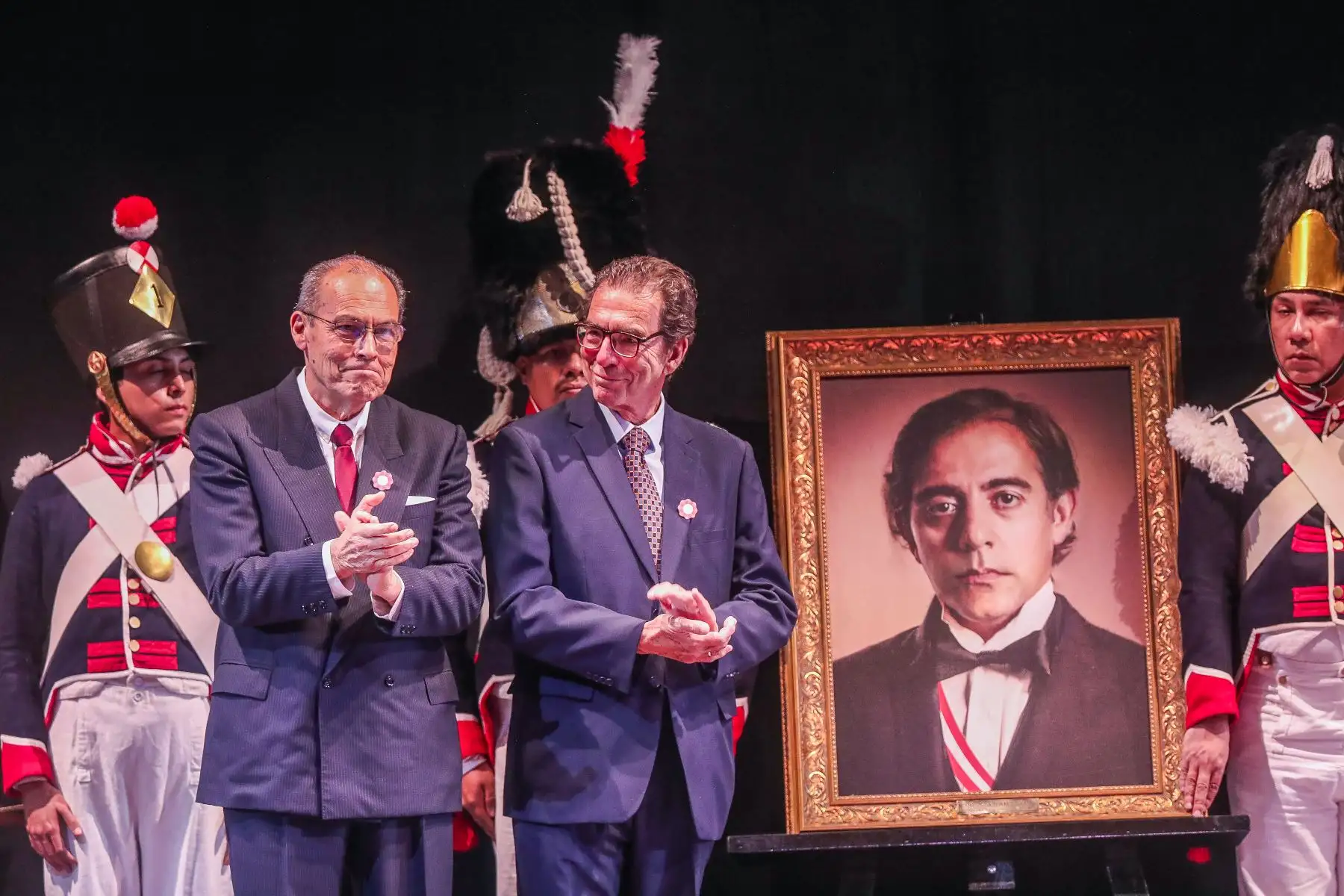 Familiares del jurista y autor de la letra del Himno Nacional, José De la Torre Ugarte, asisten Concierto de Gala por los 203 años del "Himno Nacional del Perú" en el Teatro Segura. Foto: ANDINA/Connie Calderón