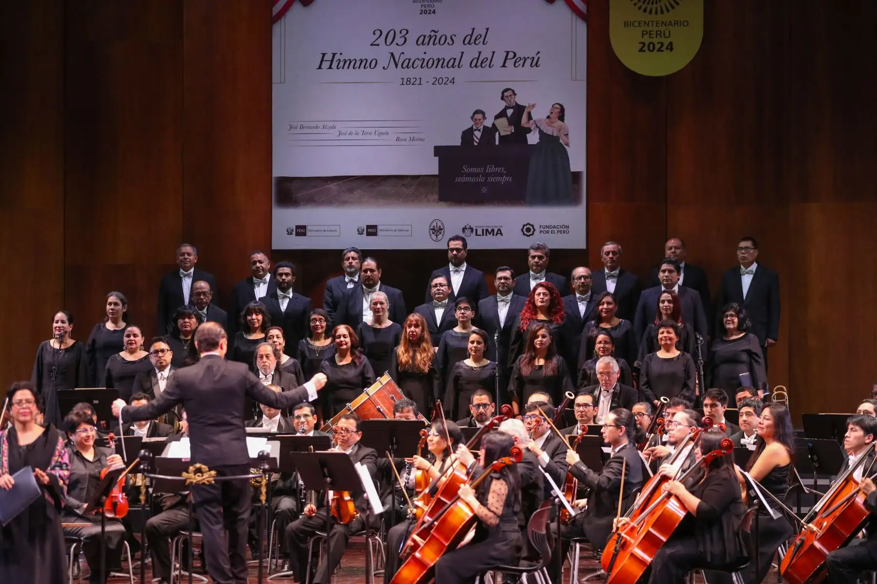 Entonación del Himno Nacional del Perú finaliza la ceremonia de gala en el Teatro Segura. Foto: ANDINA/Lino Chipana