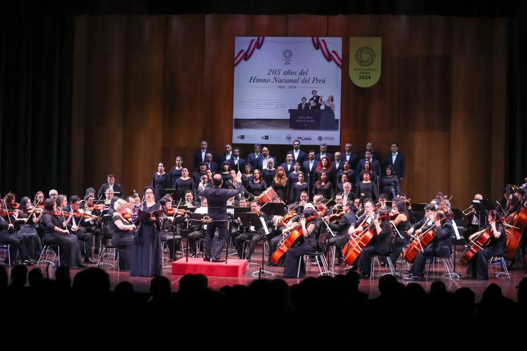 La entonación del Himno Nacional del Perú culmina la ceremonia en el Teatro Segura. Foto: ANDINA/Lino Chipana